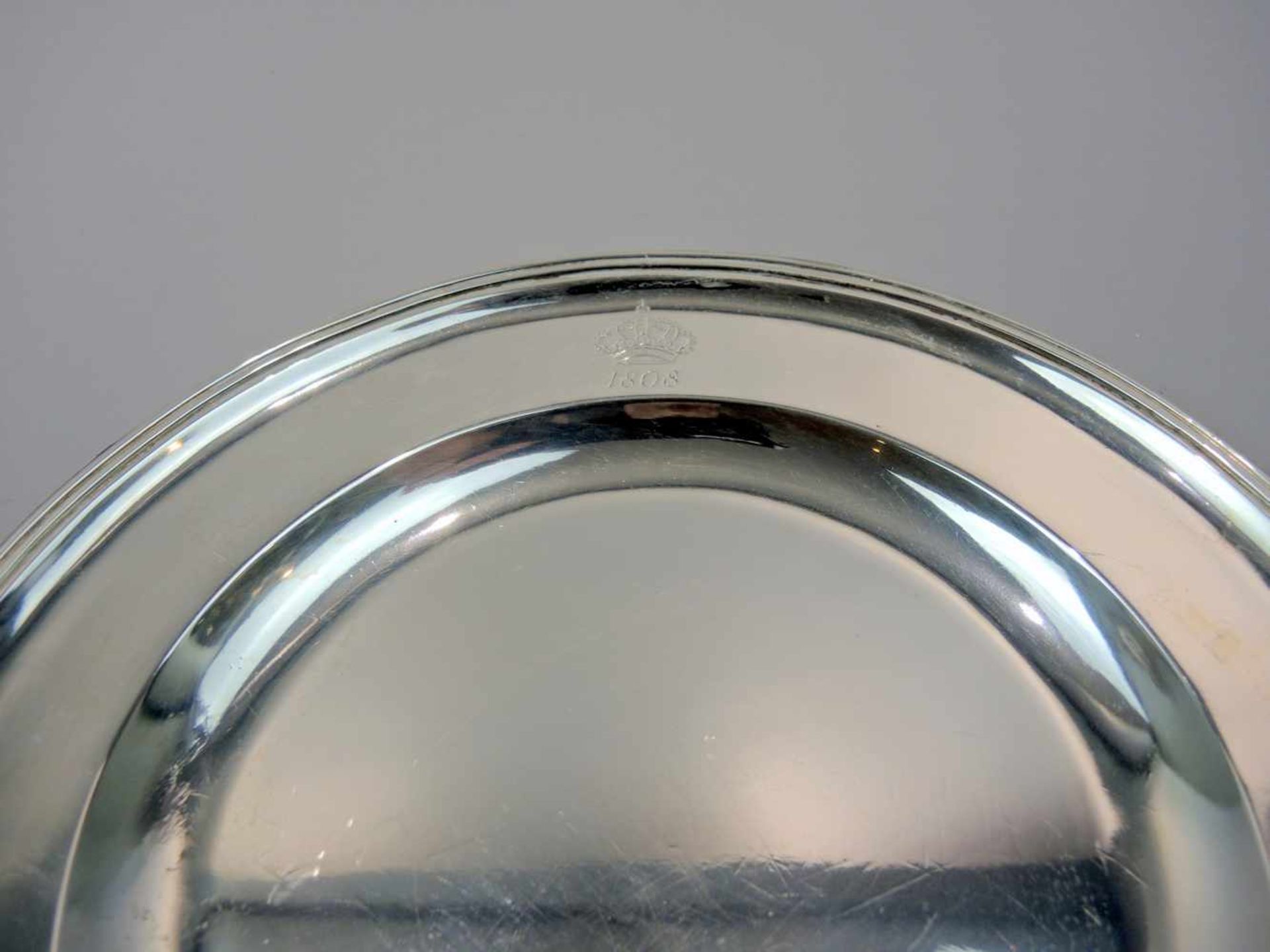 Paar handgehämmerte Teller Silber 13 Lot, am Boden jeweils punziert. Ein Teller mit dem Münchener - Image 2 of 3