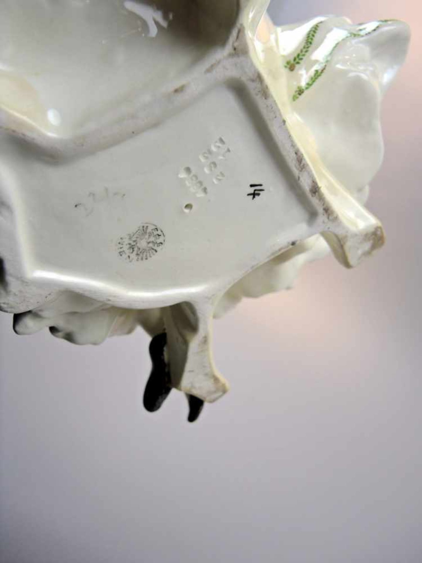 Österreichisches Porzellan, Sitzende Dame Porzellan, am Boden mit Manufakturmarke. Sitzende - Bild 2 aus 2