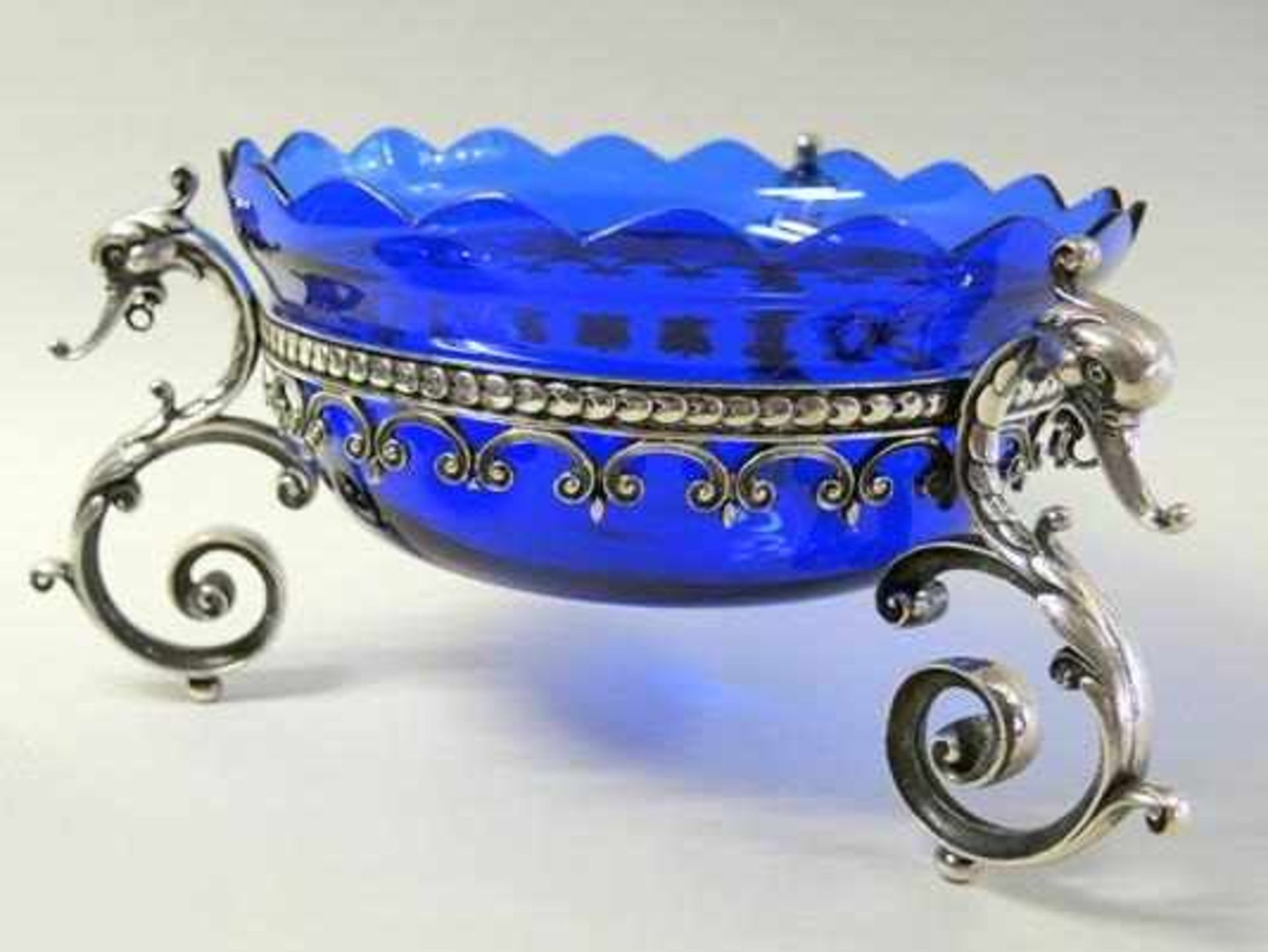 Große Schale Silber plated und kobaltblaues Glas, auf drei Seepferdchen-Füßen stehende Schale, mit