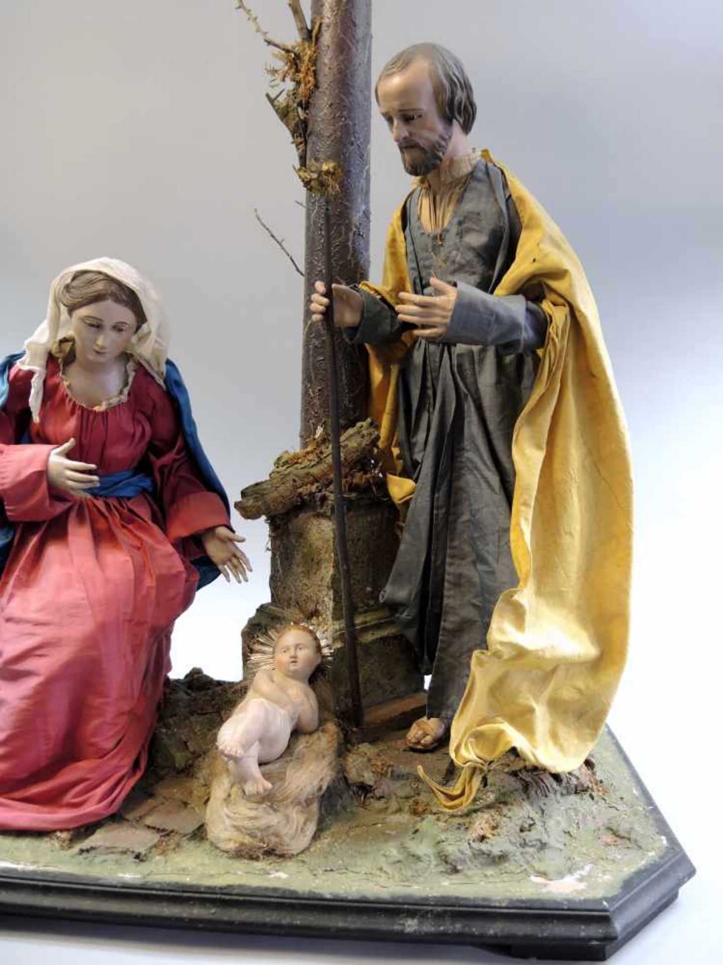 Große Darstellung von Maria und dem Christuskind Holz geschnitzt, polychrom gefasst, auf Sockel - Bild 3 aus 4
