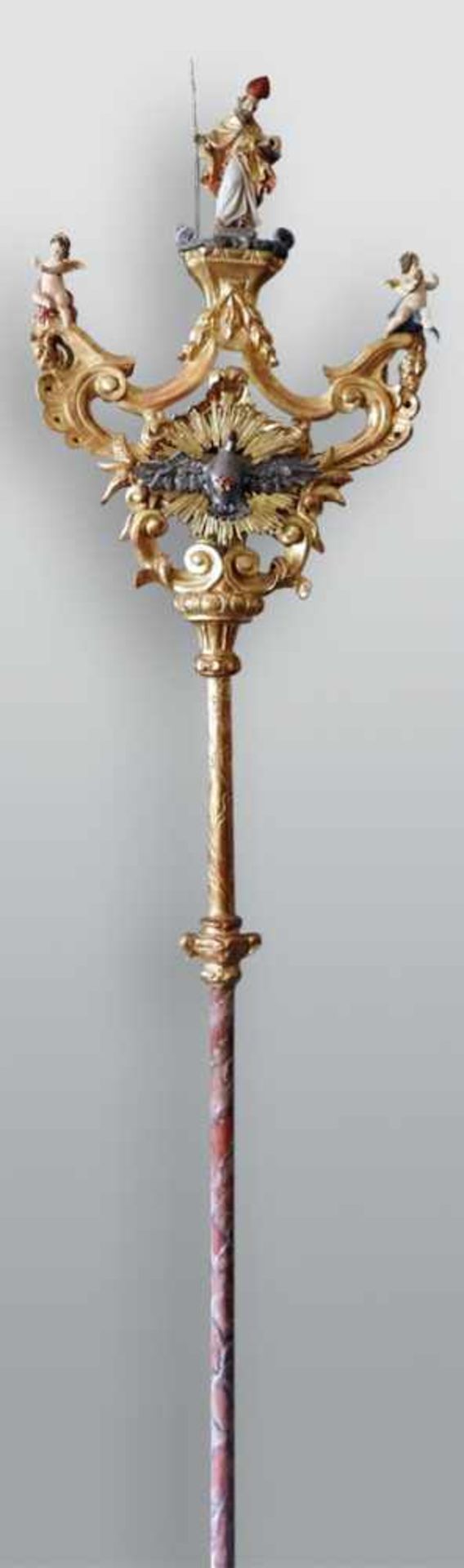 Wallfahrtstange mit Heiligem Geist Holz geschnitzt, polychrom bemalt und gold staffiert. Darstellung