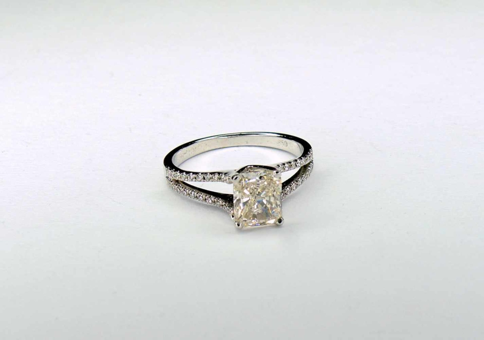 Diamant-Ring 18 K. Weißgold. 1 Diamant im Radiant-Schliff, Gewicht ca. 1,50 ct. Farbe: getöntes