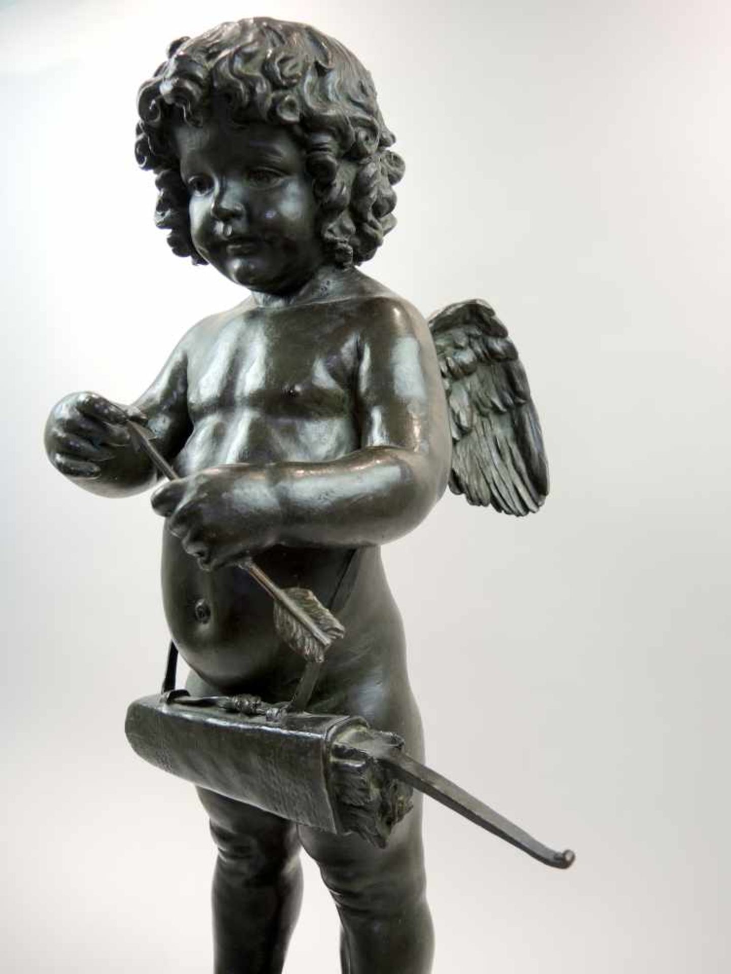 Amor-Knabe Bronze, auf Marmorsockel. Stehender Knabe als Armor dargestellt, in den Händen hält er - Bild 2 aus 4