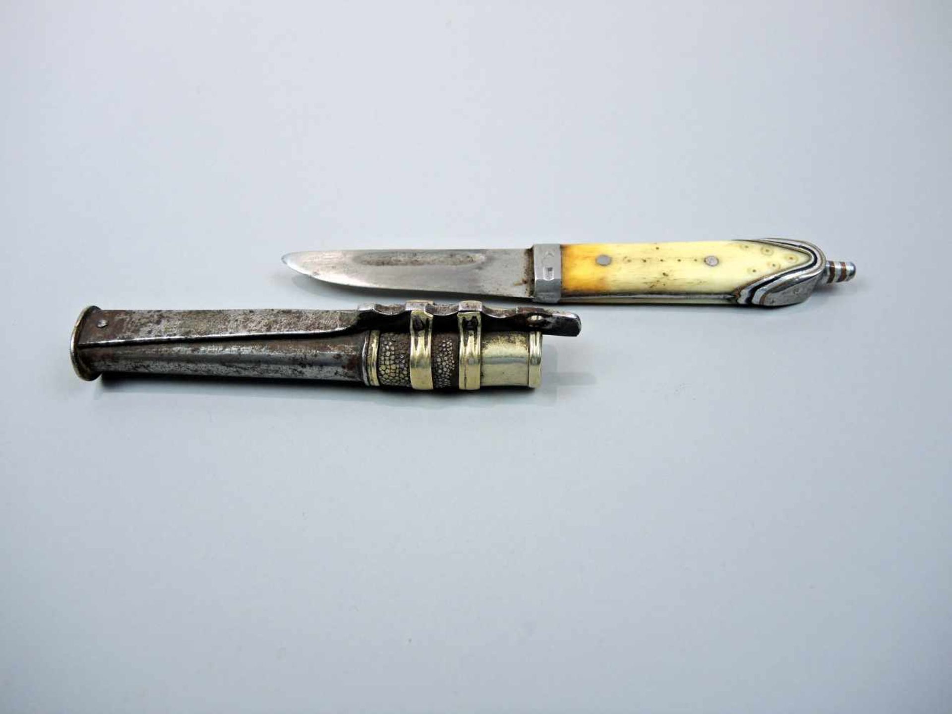 Handgearbeites Jagdmesser Metall und Horn. Handgeschliffenes Messer mit Horngriff und gold-schwarzen