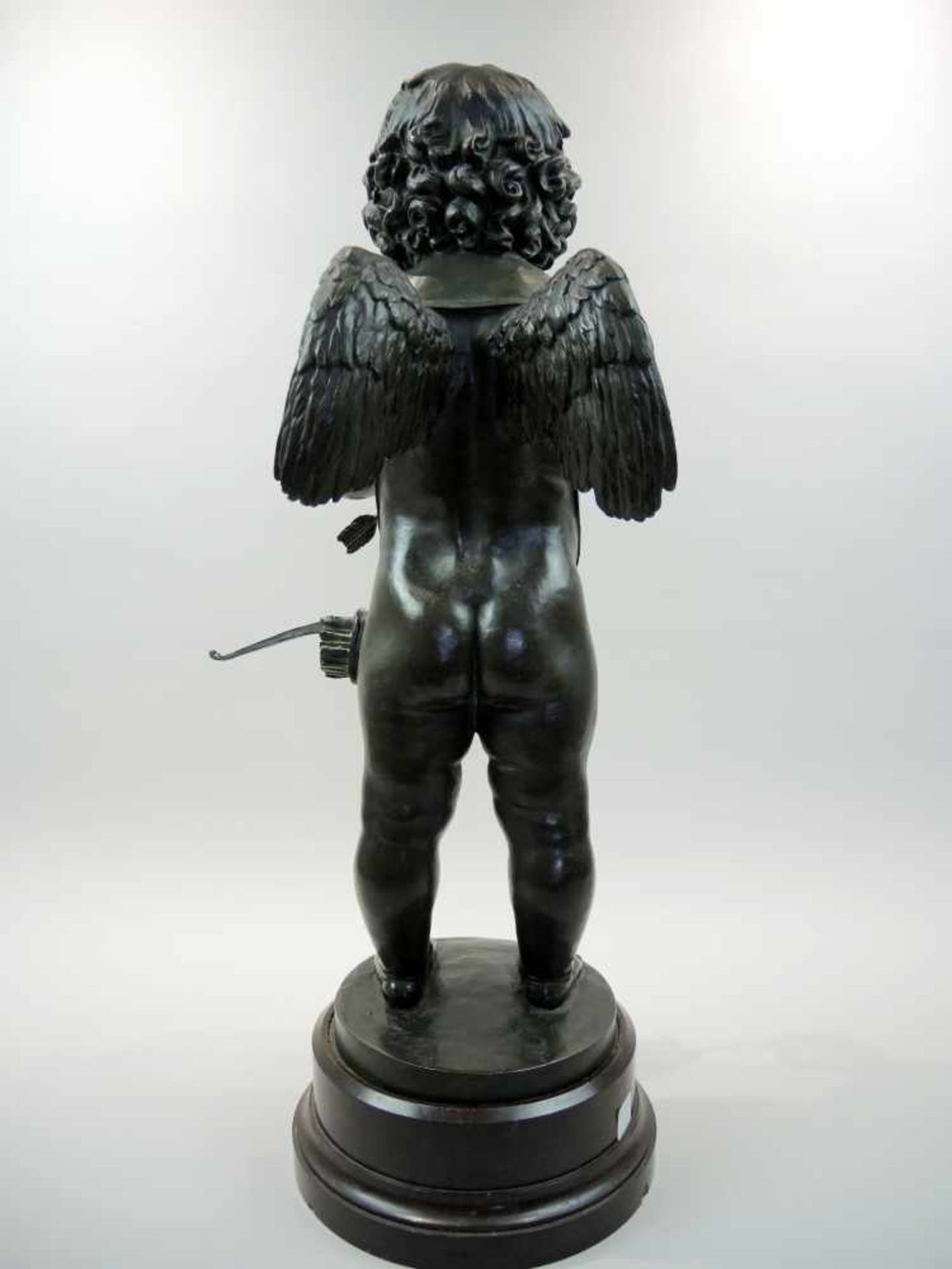 Amor-Knabe Bronze, auf Marmorsockel. Stehender Knabe als Armor dargestellt, in den Händen hält er - Bild 3 aus 4