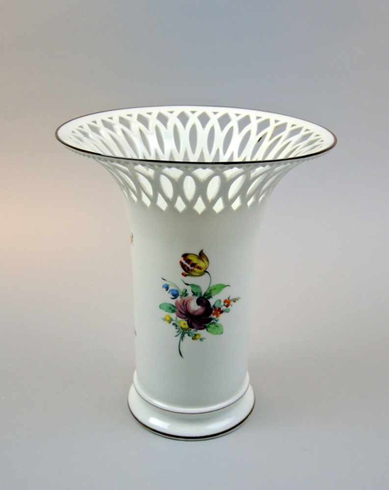 Nymphenburg, Trompetenvase Porzellan, am Boden mit grünem Rautenschild in Unterglasur markiert. Vase