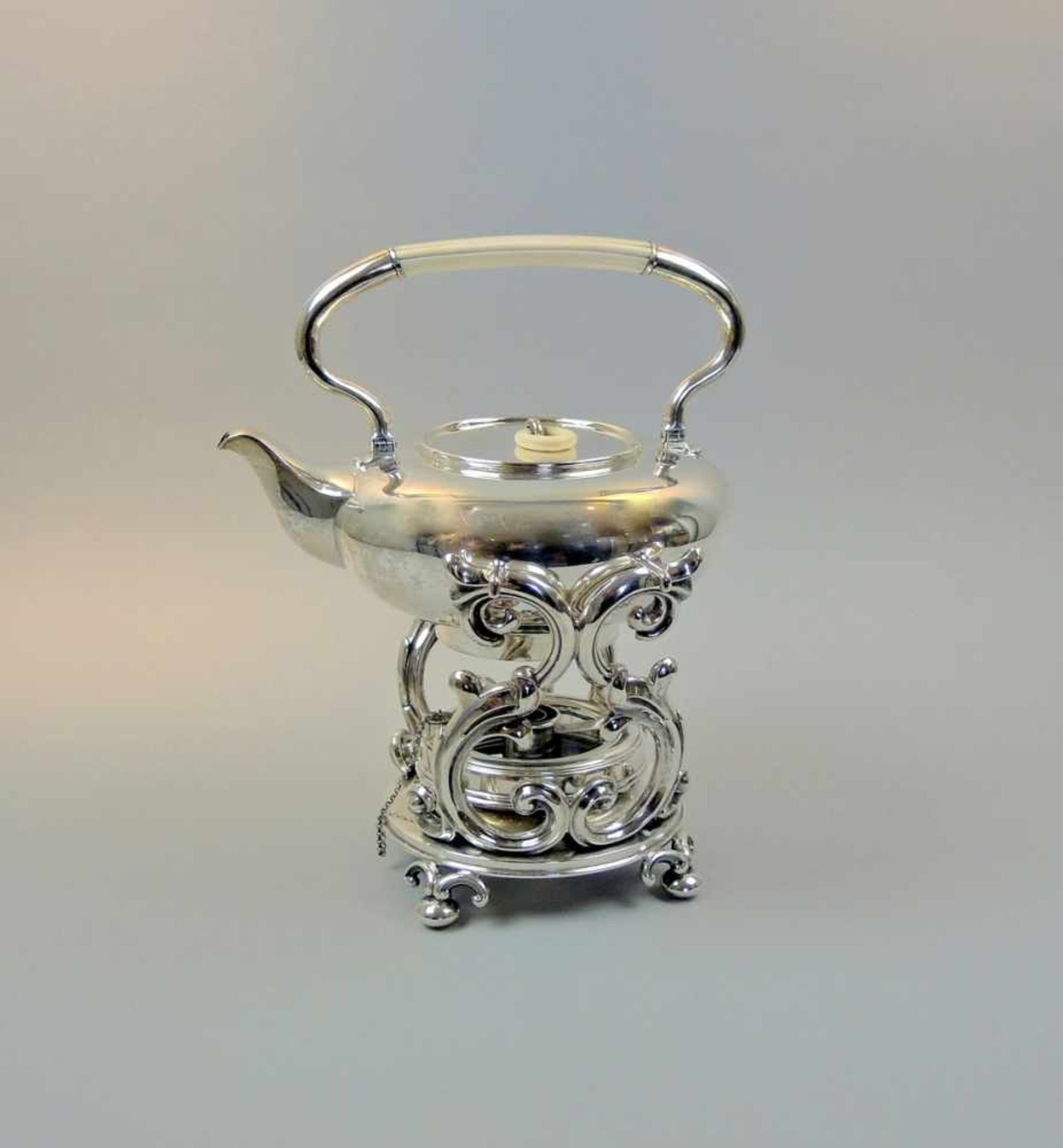 Elegante Teekanne mit Rechaud Silber 13 Lot, am Kannenboden mit Meistermarke der Silberschmiede