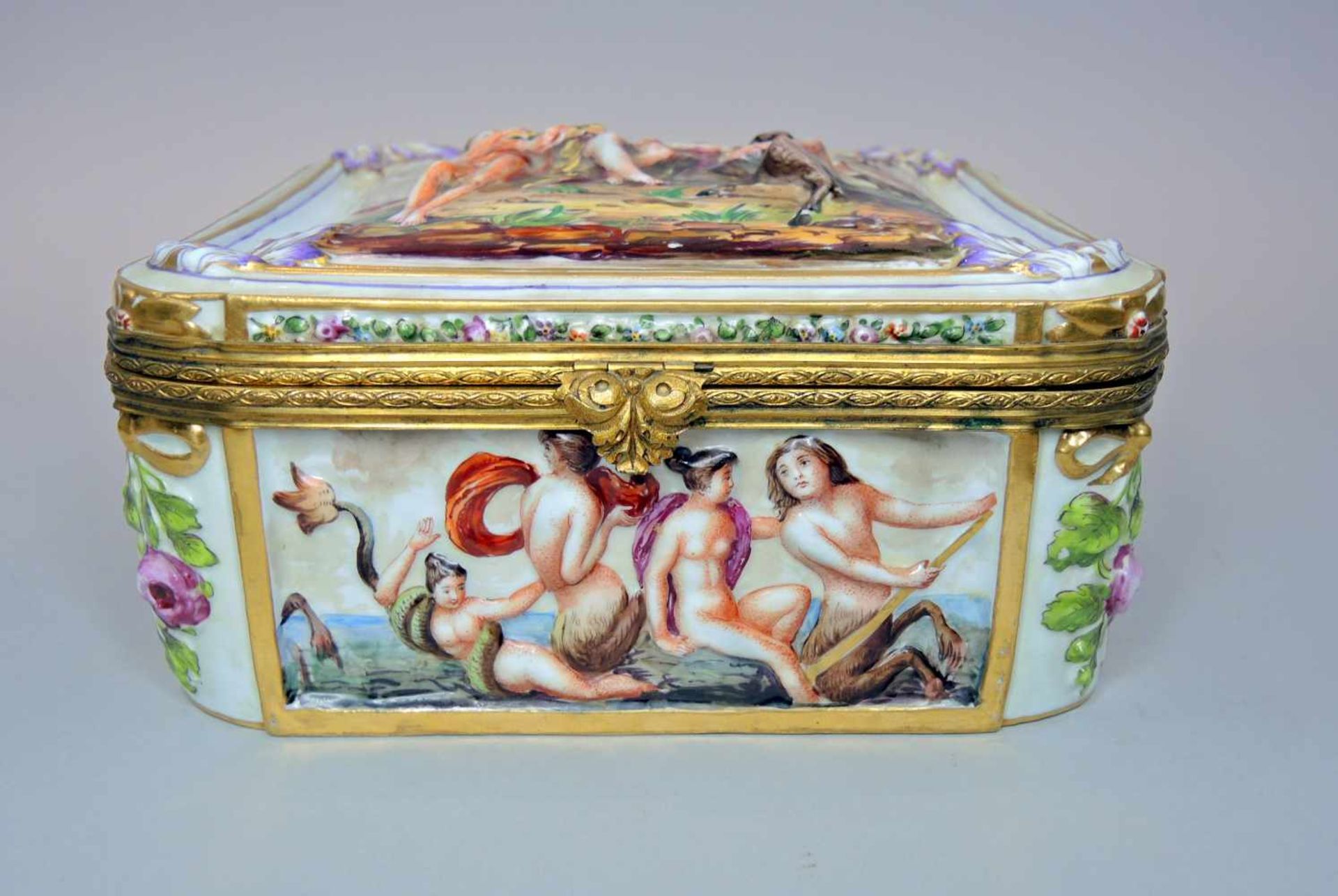 Capodimonte, Dose Porzellan, am Boden mit Manufakturmarke. Reich verzierte Deckeldose mit Putti - Bild 3 aus 5