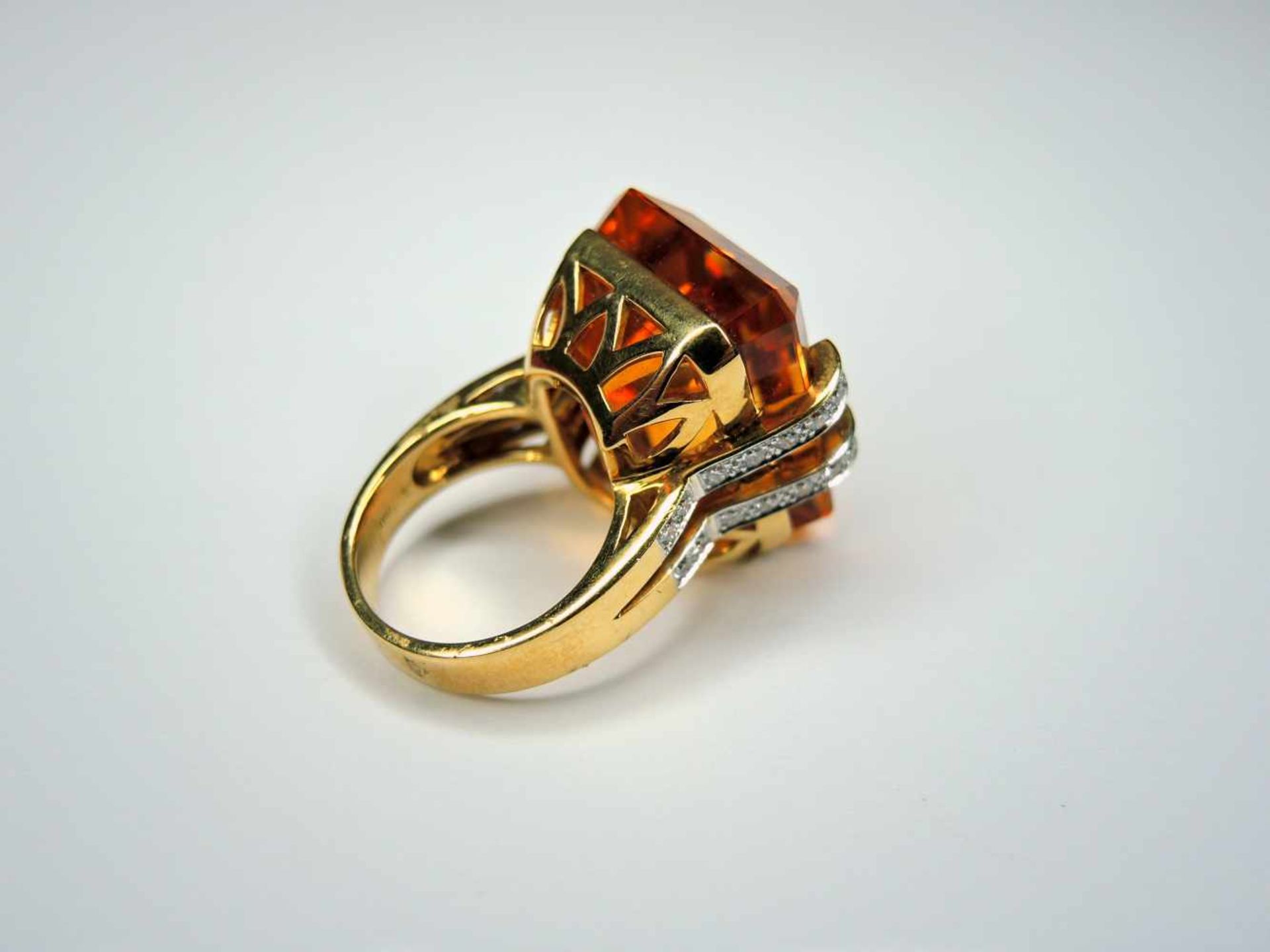 Citrin-Ring 18 K. Gelbgold mit Diamantbesatz von ca. 0,70 ct. und zentralem Citrin von ca. 48,06 ct. - Bild 2 aus 2