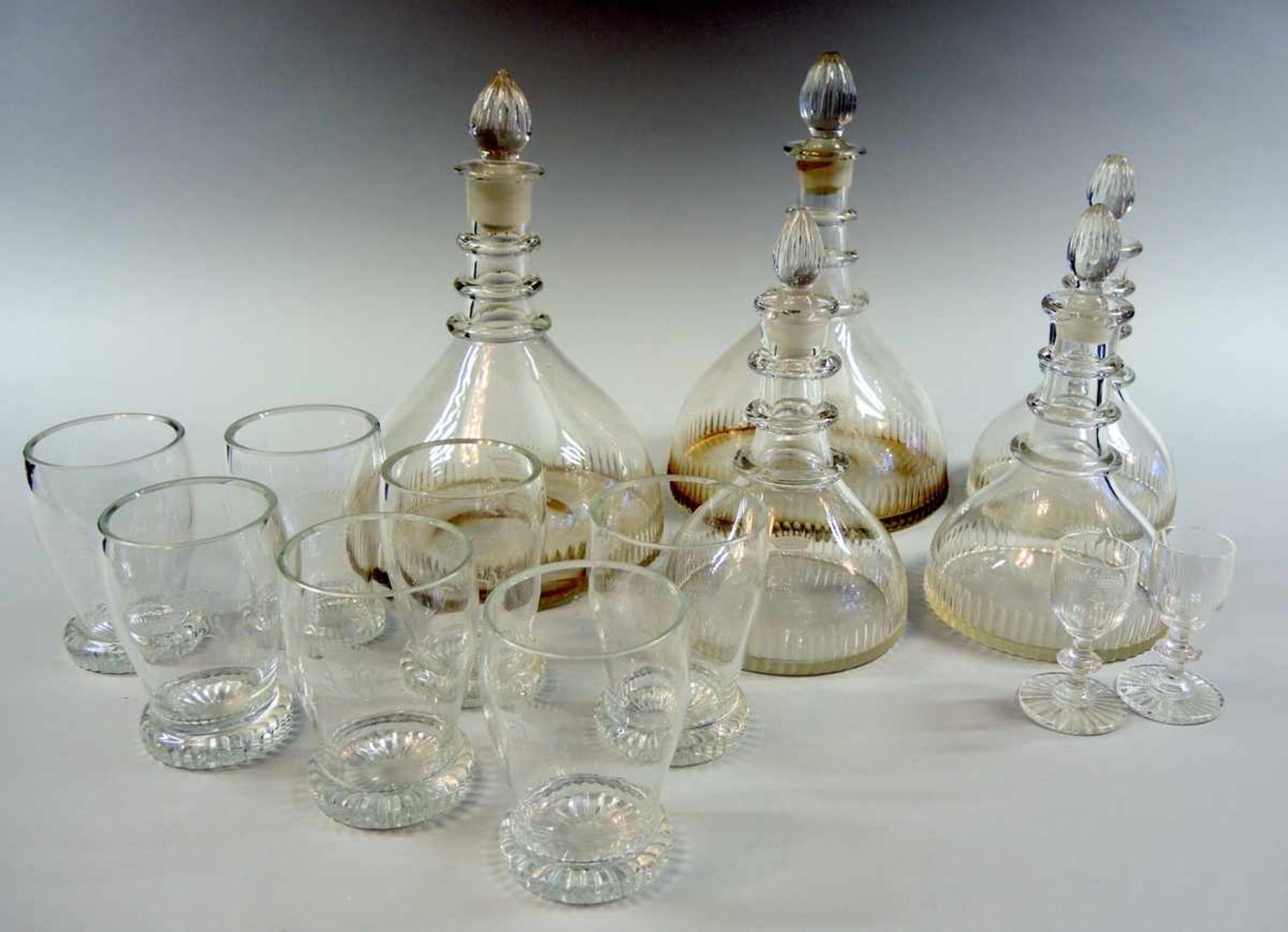 Feines Glasservice Glas. Service bestehend aus 2 großen Karaffen, 3 kleinen Karaffen, 7 Gläsern