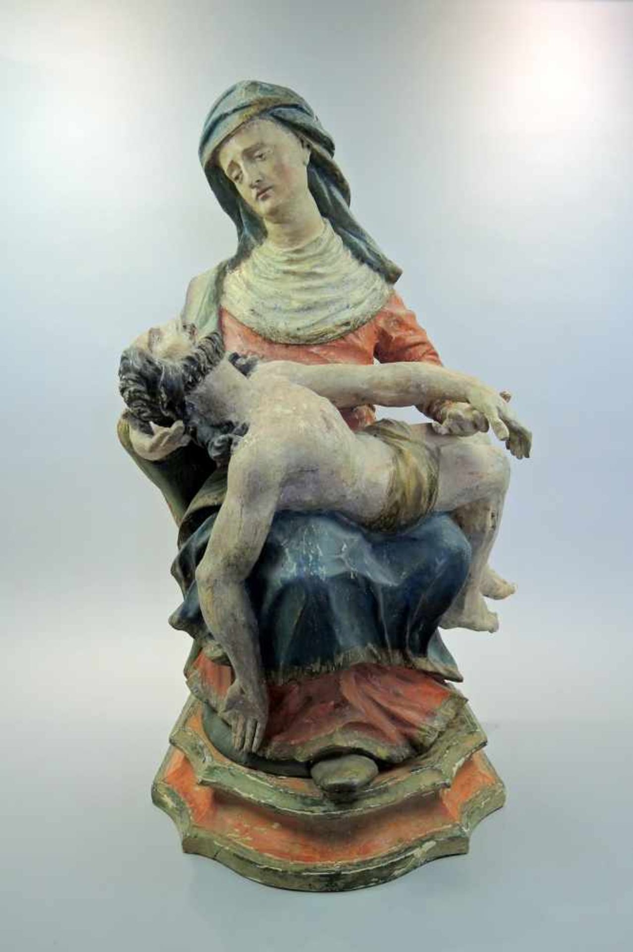 Pietà Lindenholz, farbig gefasst, Rückseite ausgehöhlt. Darstellung Marias mit dem Leichnam Christi.