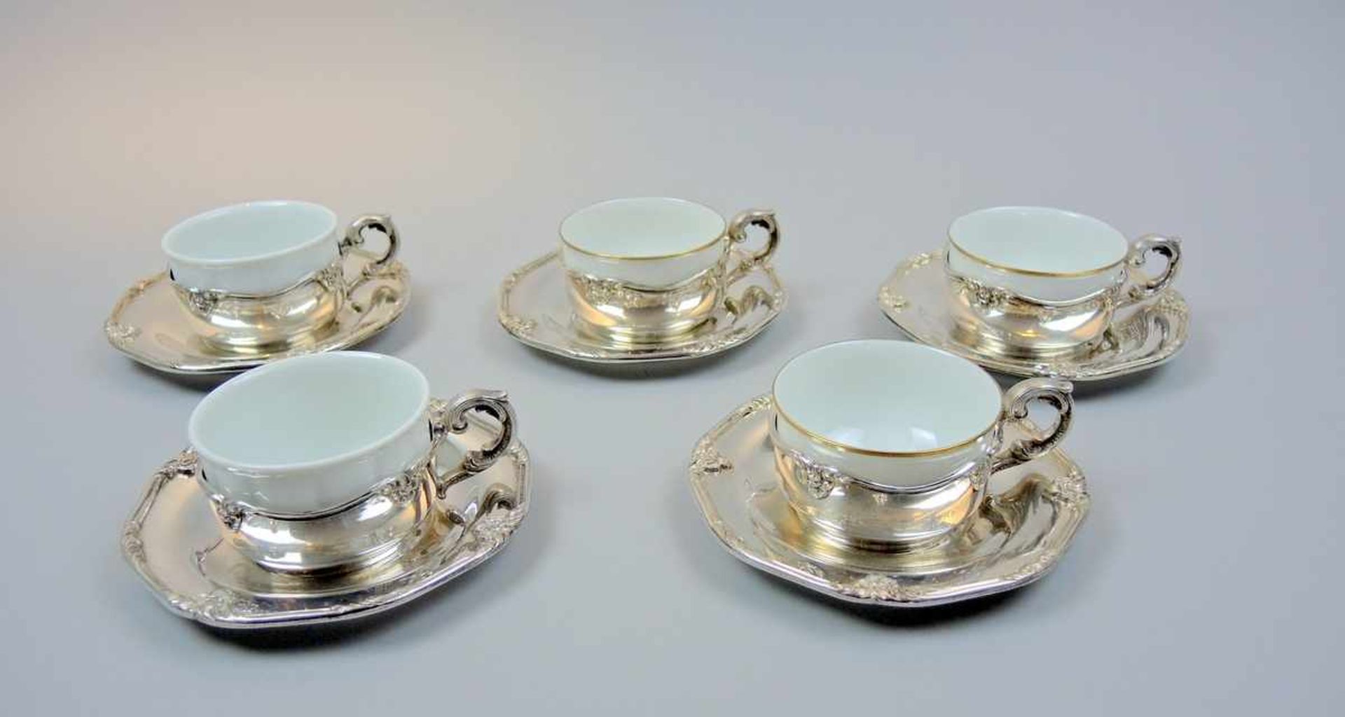 5 Suppentassen mit Silber-Einfassungen und -Untertellern Porzellan/Silber 800, Teller und