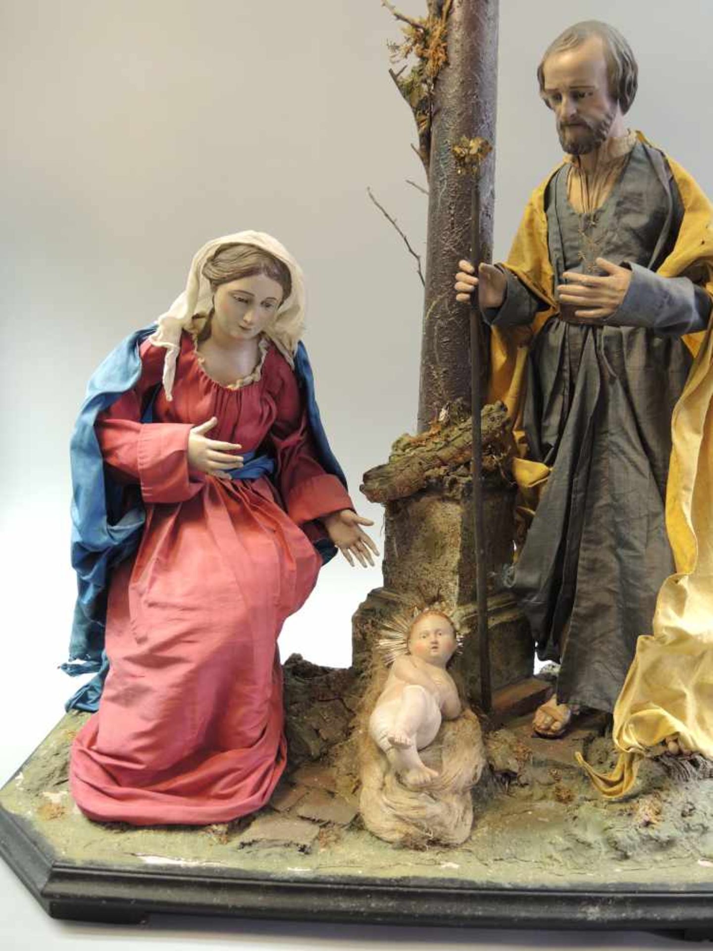 Große Darstellung von Maria und dem Christuskind Holz geschnitzt, polychrom gefasst, auf Sockel - Bild 4 aus 4