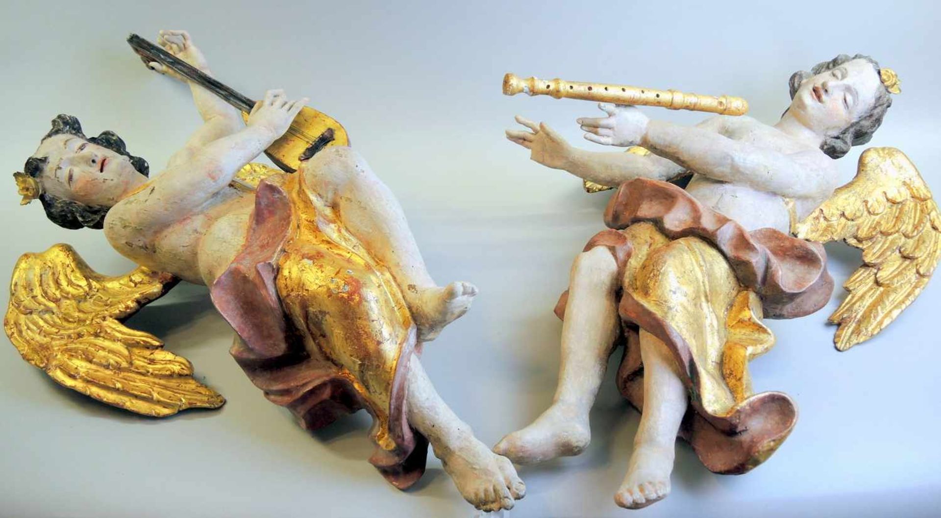 Paar musizierende Engel Holz geschnitzt, farbig und gold gefasst. Einer mit Laute, einer mit