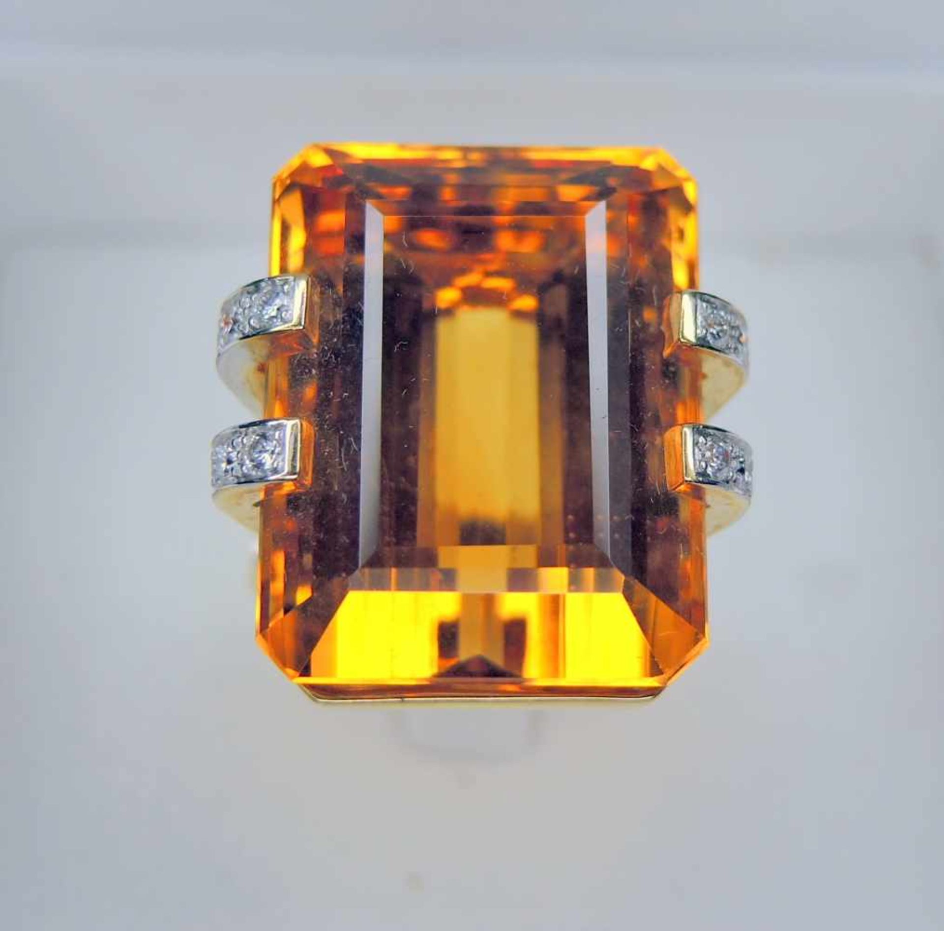 Citrin-Ring 18 K. Gelbgold mit Diamantbesatz von ca. 0,70 ct. und zentralem Citrin von ca. 48,06 ct.