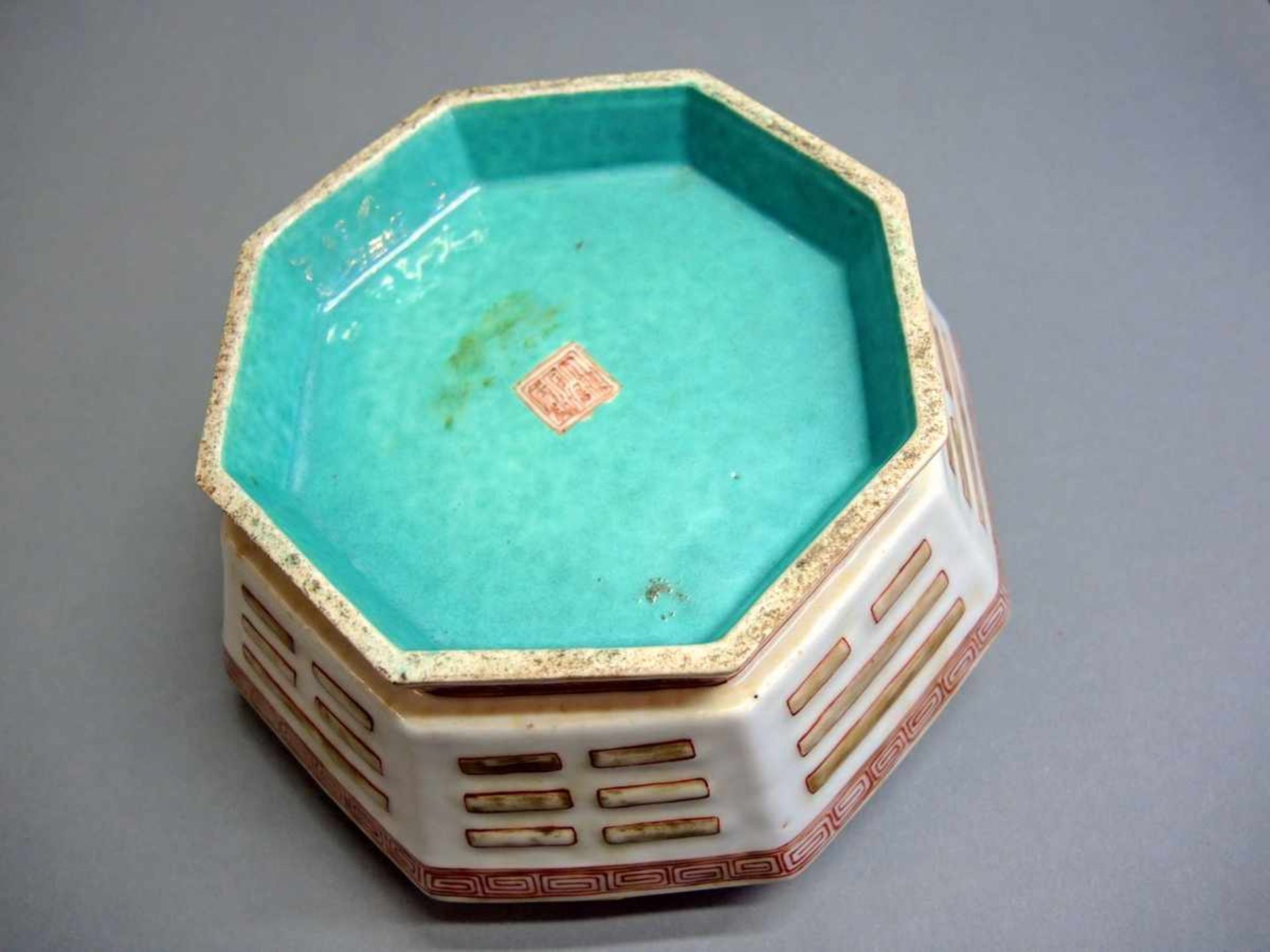Oktogonale Tongzhi-Schale Porzellan, mit Holzsockel. Mäanderband und Trigrammdekor. Rote Tongzhi- - Bild 2 aus 2