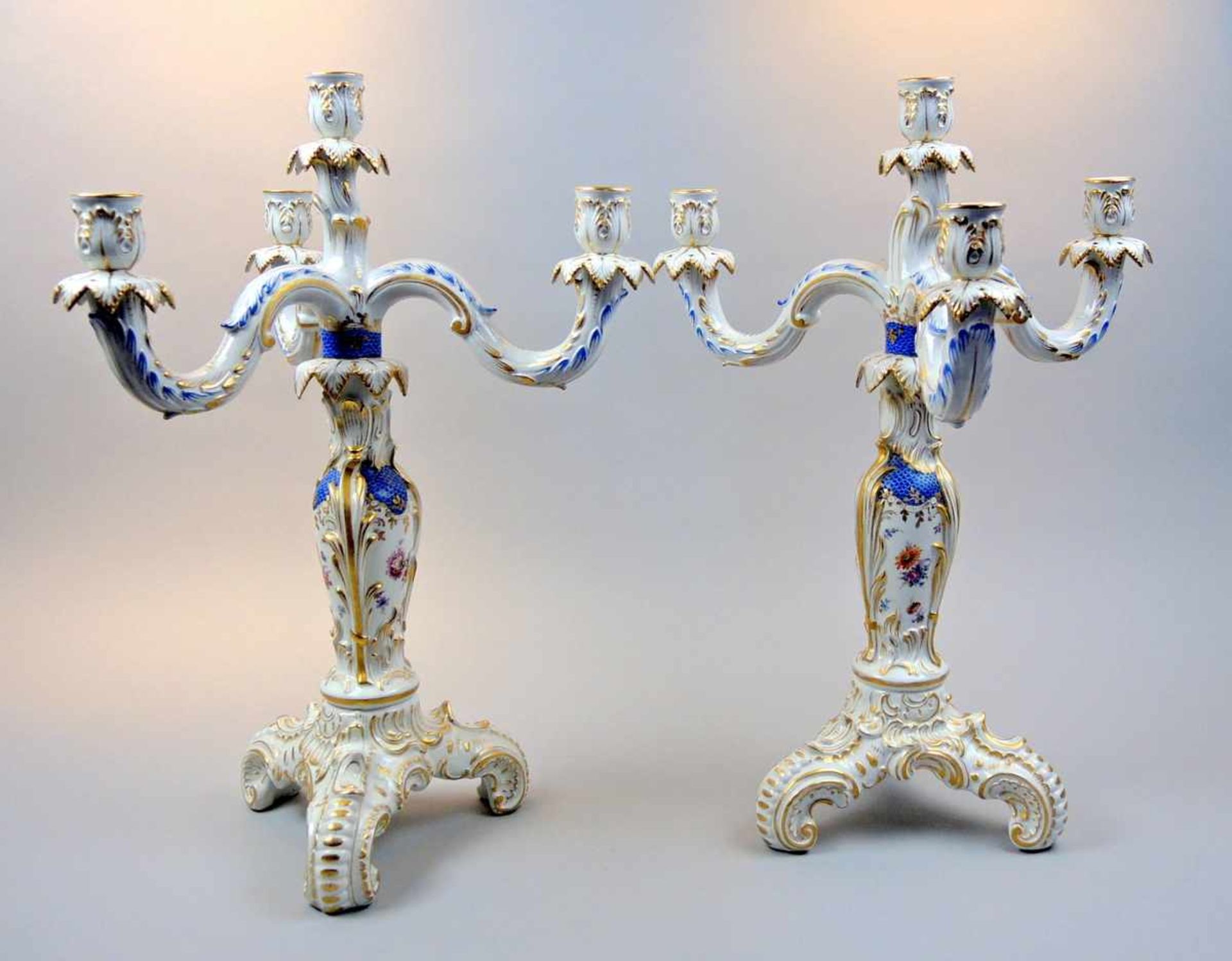 Plaue, Großes Leuchterpaar Porzellan, am Boden mit Schierholz'scher Plaue Manufakturmarke