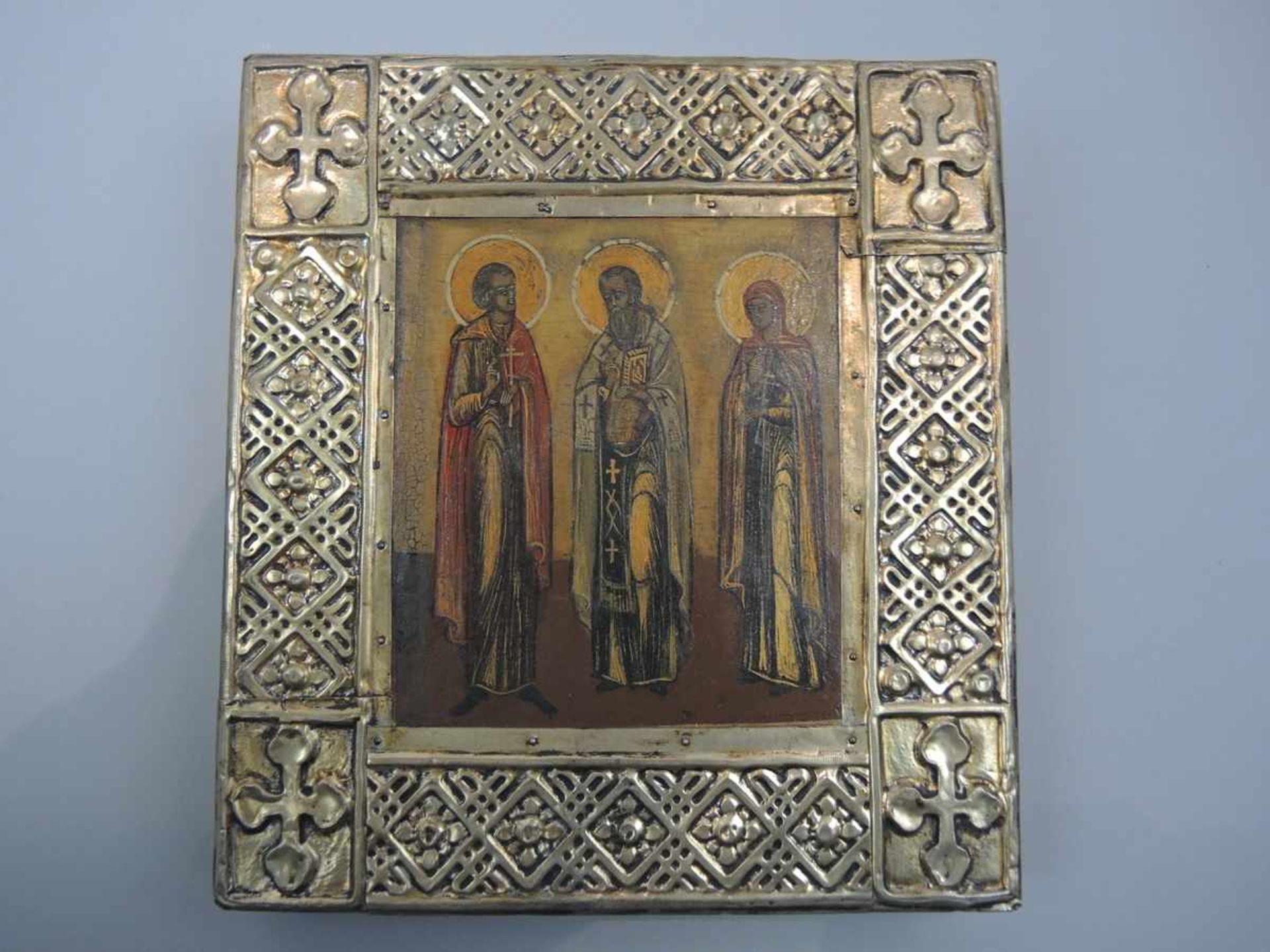 Russische Ikone Tempera/Holz. Darstellung der drei Heiligen mit Heiligenscheinen, die rechten