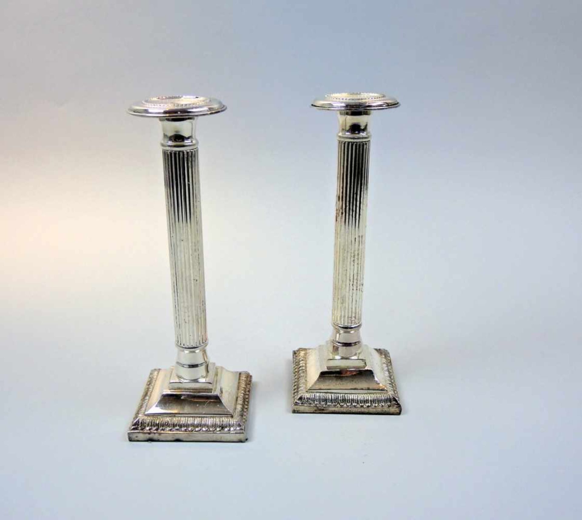 Paar einflammige Kerzenständer Silber plated und weighted. Viereckige Sockel mit breiter