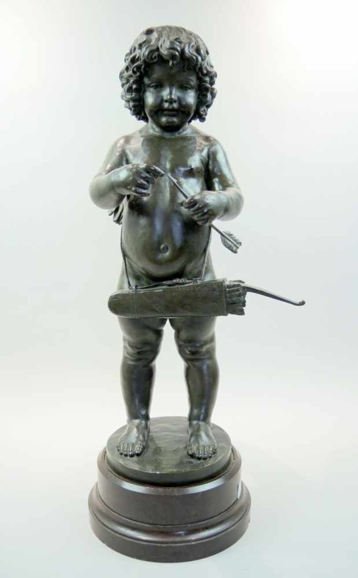Amor-Knabe Bronze, auf Marmorsockel. Stehender Knabe als Armor dargestellt, in den Händen hält er