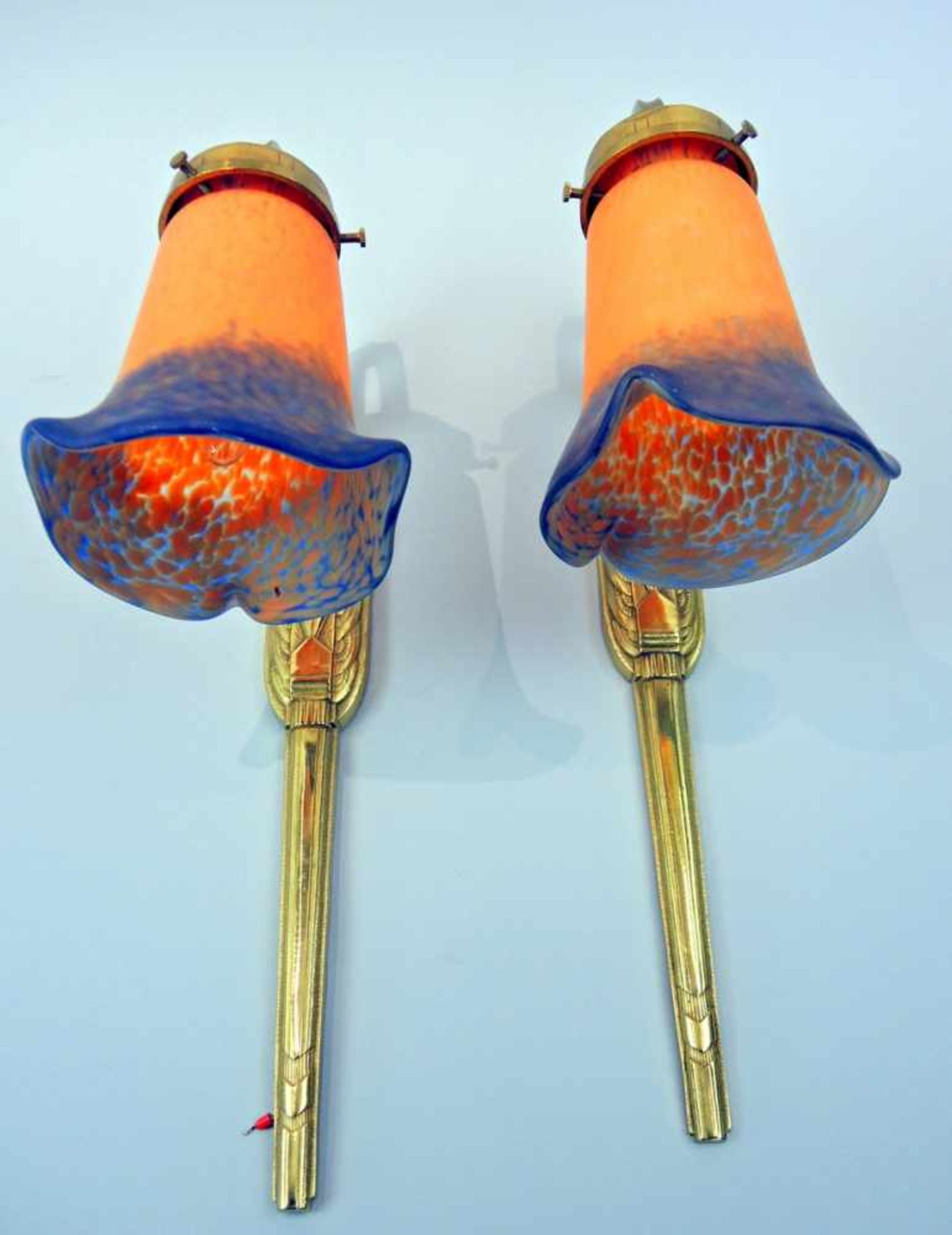 Paar Art déco Wandlampen Polychrom gefärbtes Milchglas, goldene Metallhalterungen. Das Buntglas