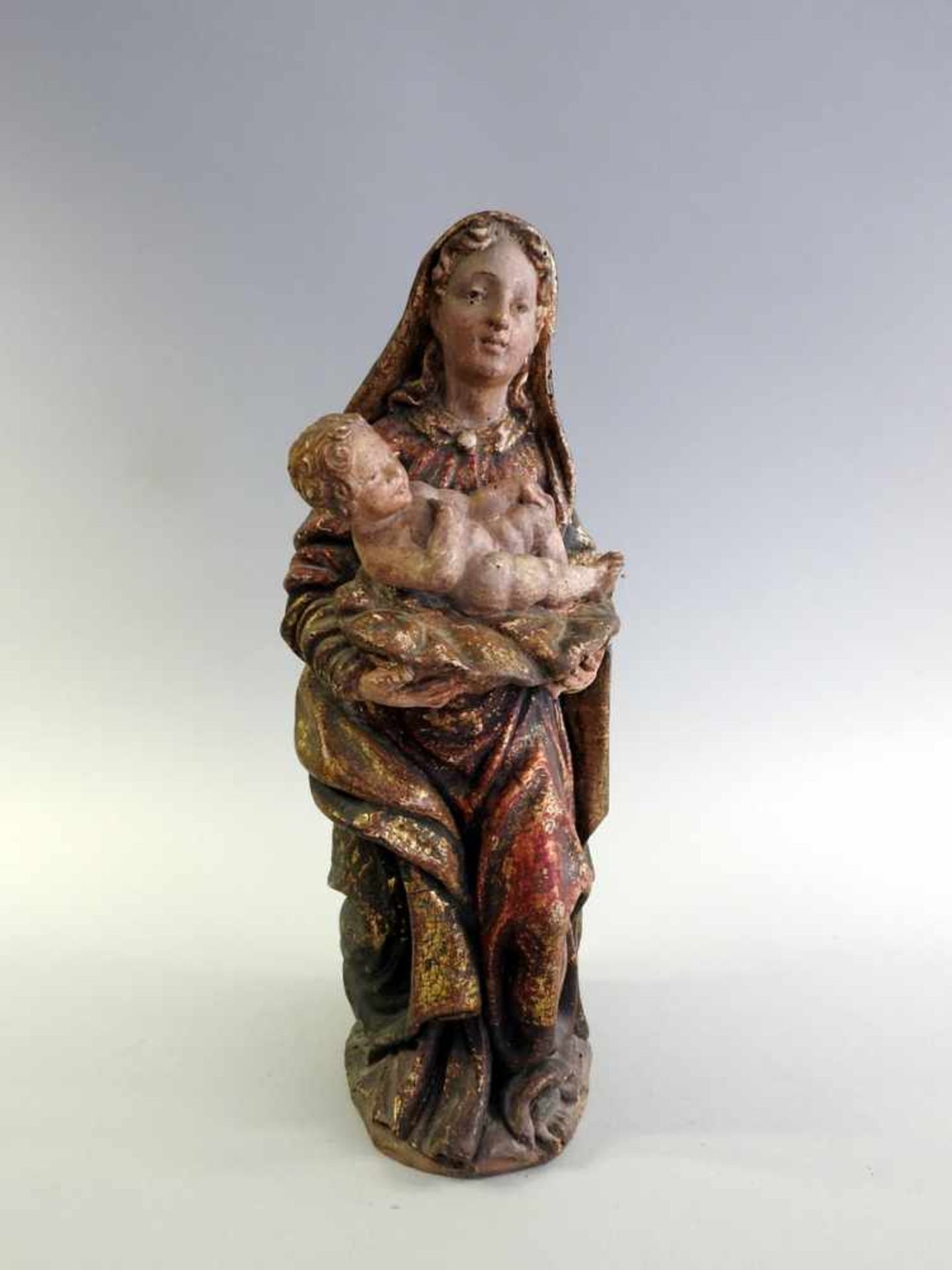 Maria mit Kind Holz, polychrom gefasst, teils vergoldet. Stehende Marienfigur, in den Händen das