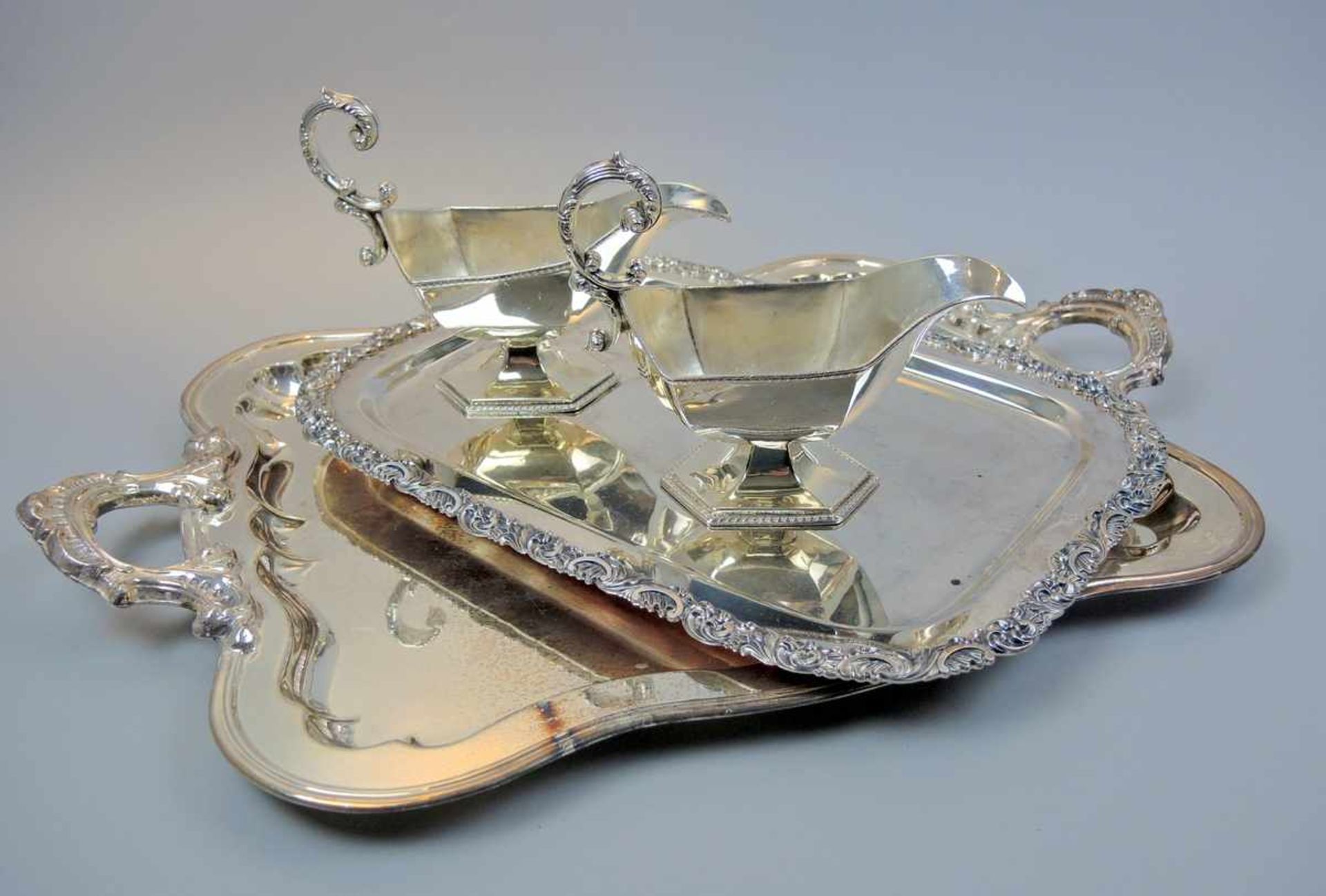 Konvolut von Saucièren und Tabletts Silber plated. 2 Saucièren, am Boden nummeriert, nicht punziert,