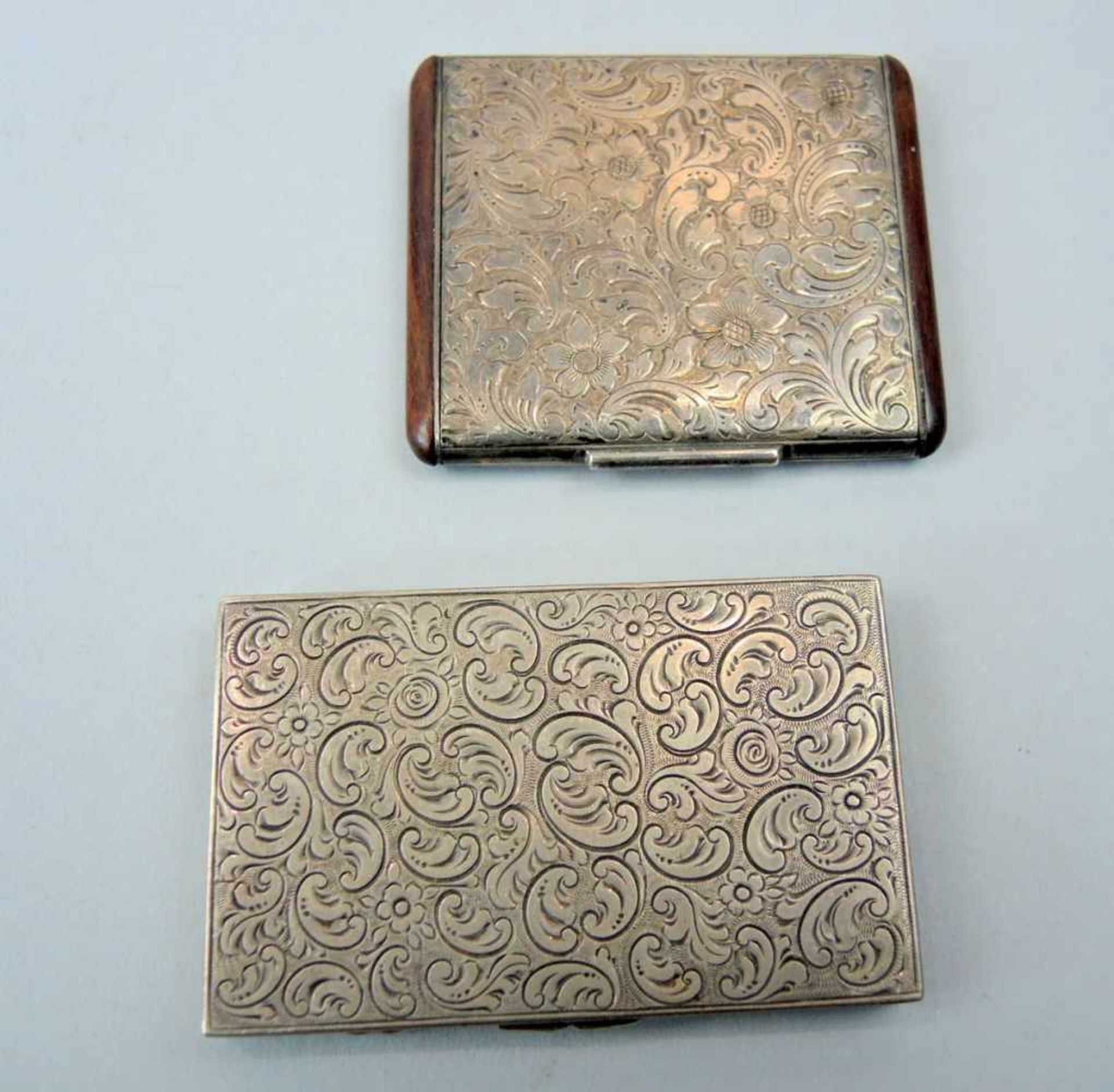 Paar kleine Silberetuis Set bestehend aus 2 Etuis: 1 Puderdose mit Spiegel, Silber 935 mit Holz-