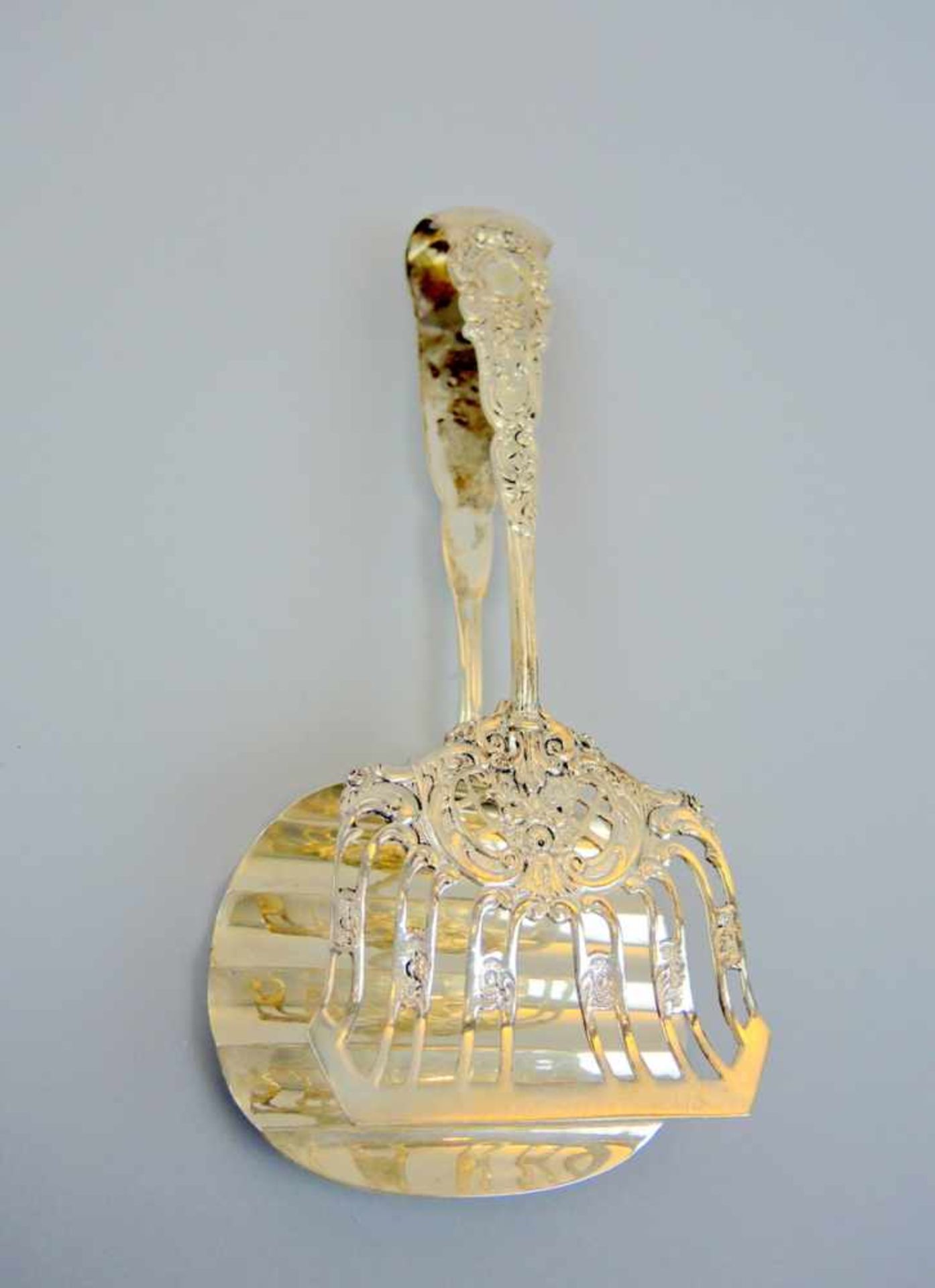 Reich durchbrochene Spargelzange Silber 800, am Rand mit Feingehaltsstempel, Halbmond und Krone