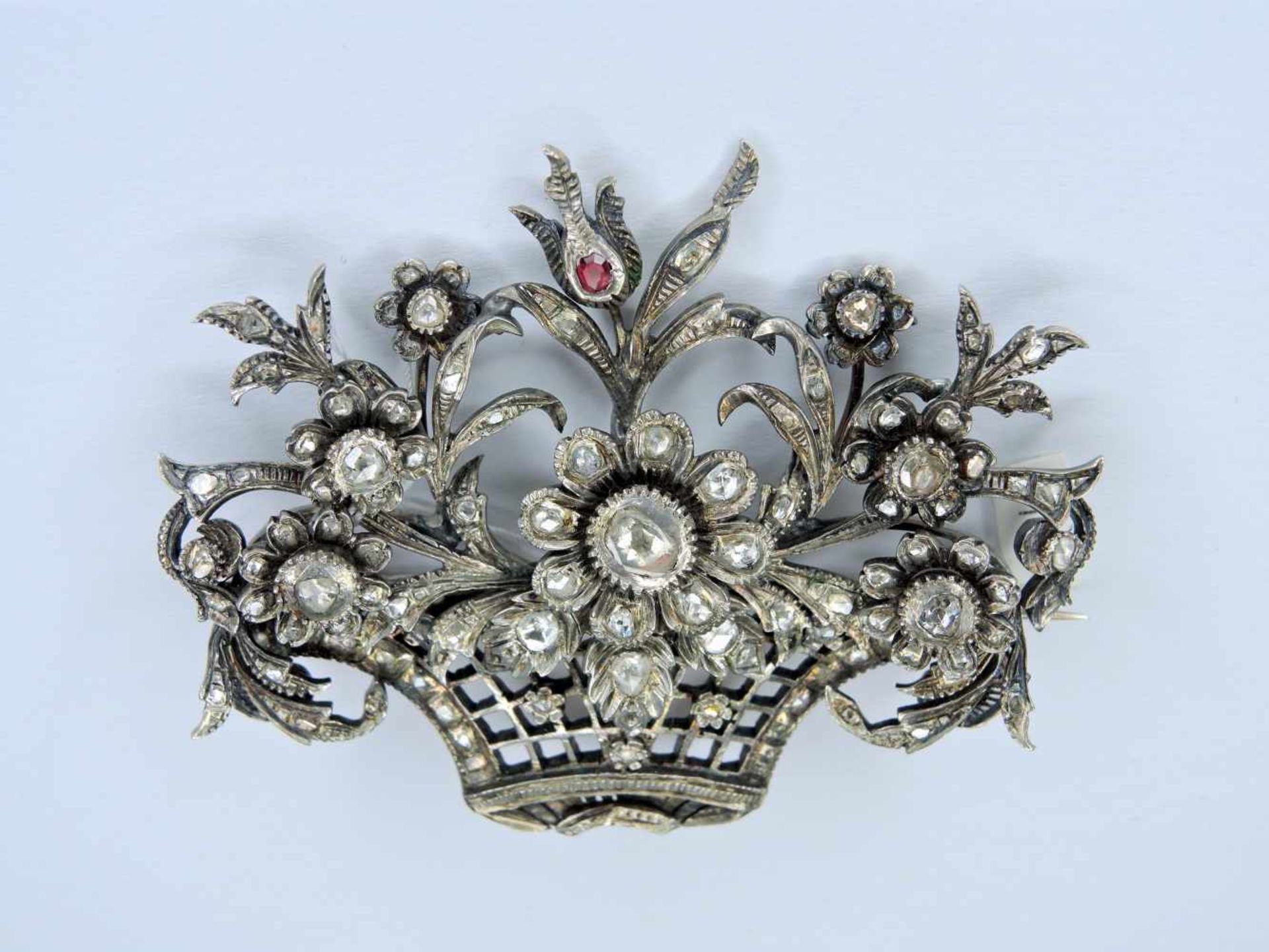 Große Diamanten-Rosenbrosche Silber, reich mit Diamant-Rosen ausgefasst. Zentraler Stein von ca. 1,5