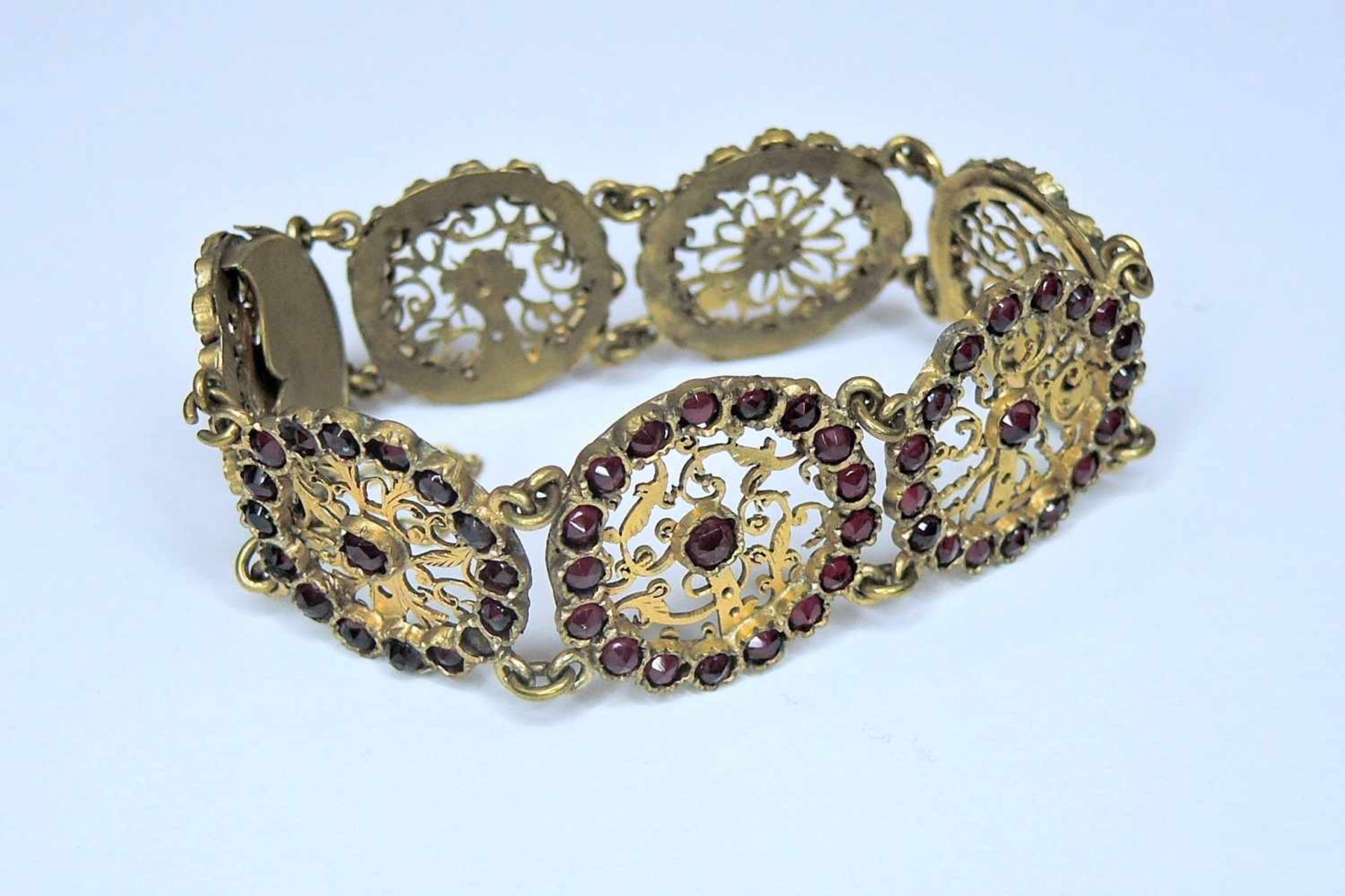 Böhmisches Granat-Armband Silber vergoldet. Bestehend aus alten Teilen von Spindelbrücken. Um 1850/