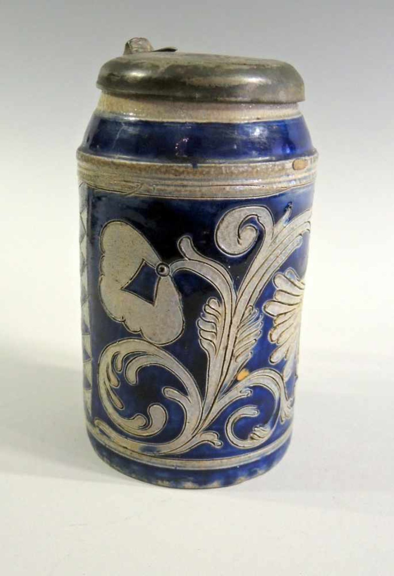 Bierhumpen Keramik, mit Zinndeckel, undeutlich graviert. Verzierte Wandung mit eingeritztem - Bild 2 aus 2