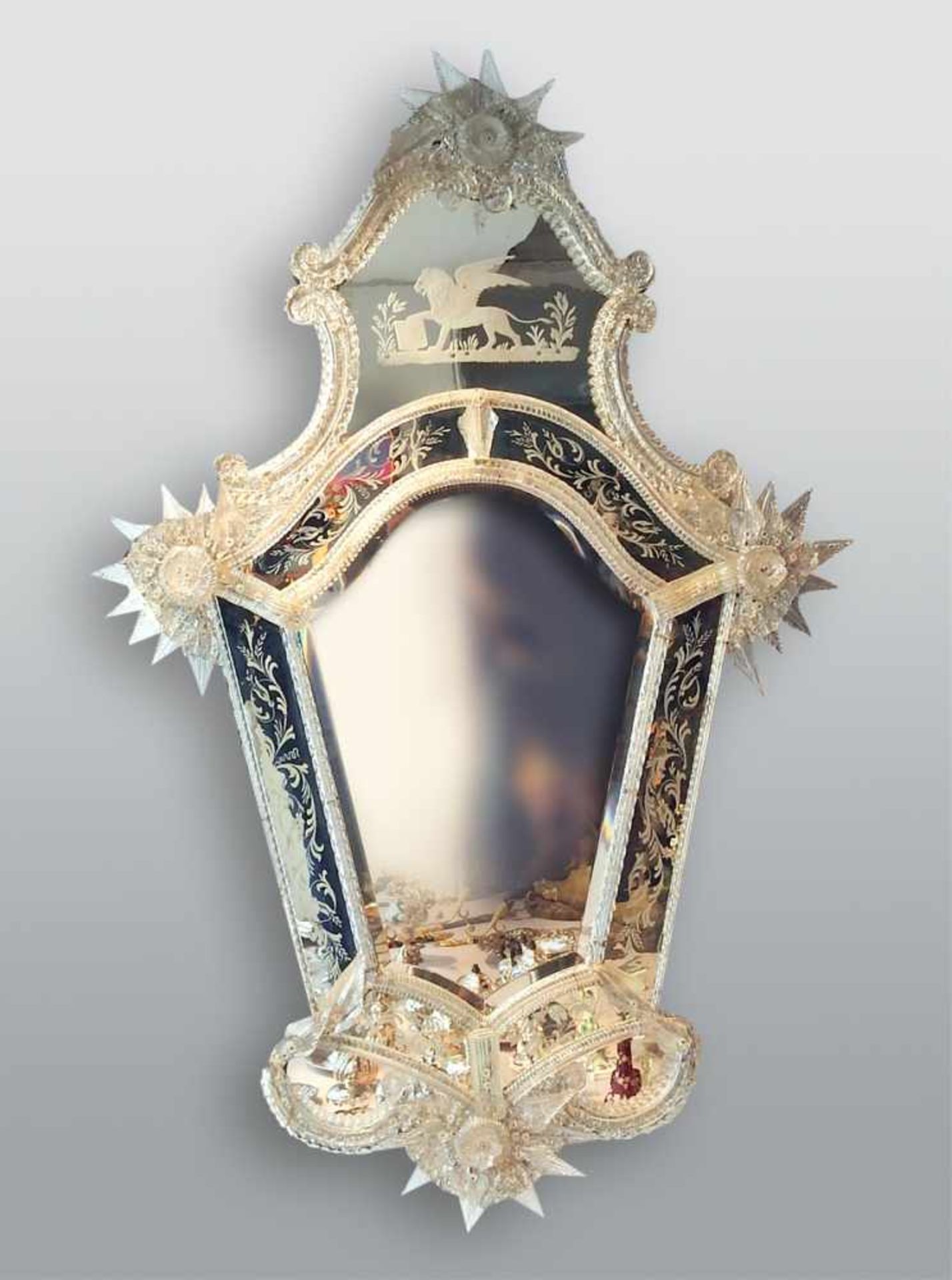 Feinverzierter Spiegel Muranoglas, Rand verziert mit Blumenmuster, vergoldeten Details und
