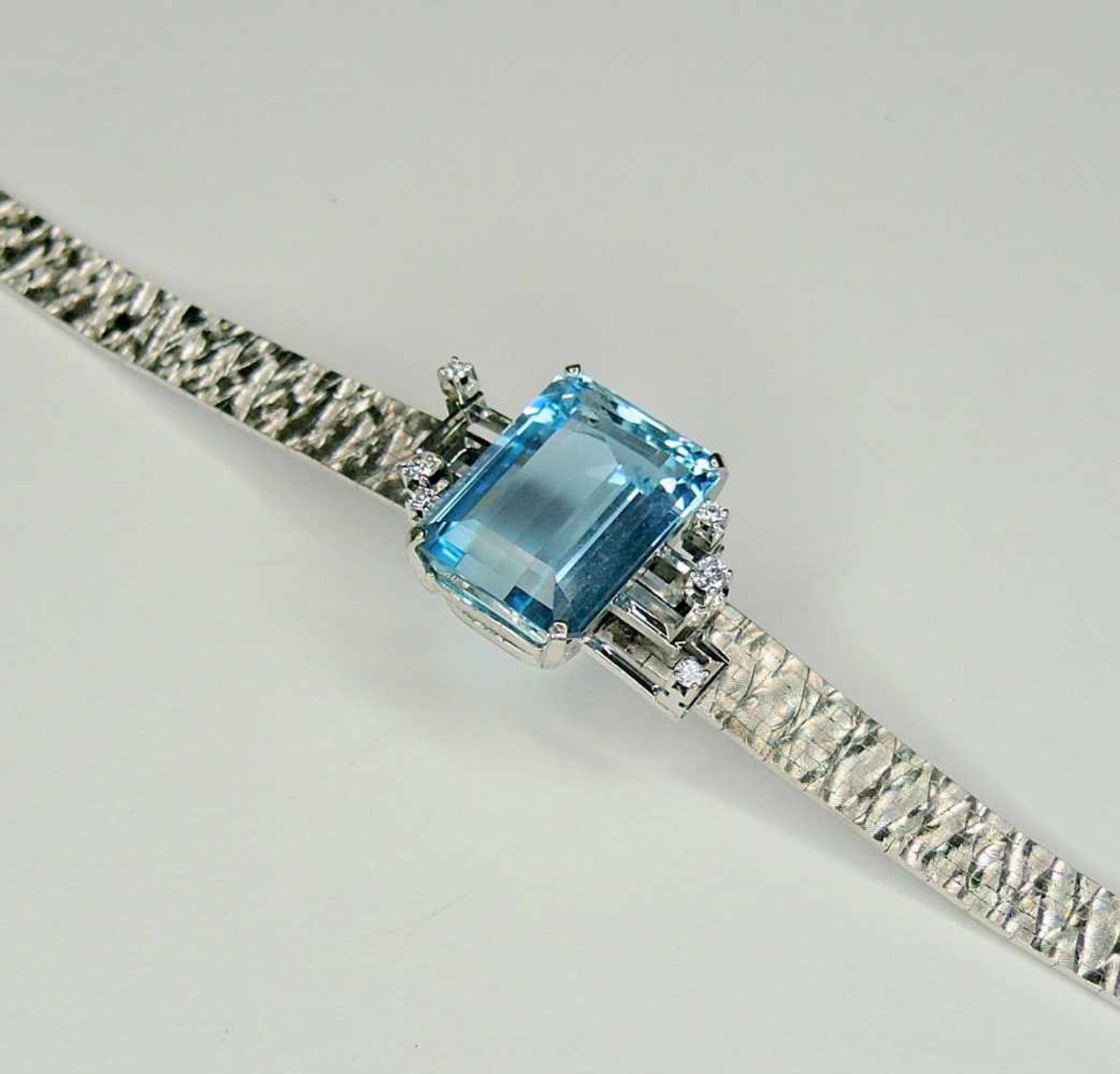 Armband mit Aquamarin 14 K. Weißgold mit Aquamarin-Zentralstein von ca. 10 ct. und Diamantbesatz von - Bild 2 aus 2