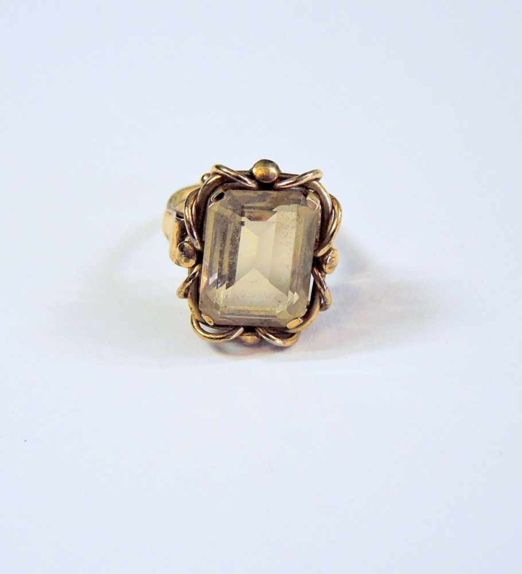 Farbstein-Ring 8 K. Gold, mit Farbsteinbesatz von ca. 8 ct. 1930er- Jahre, Gewicht 8,7 g