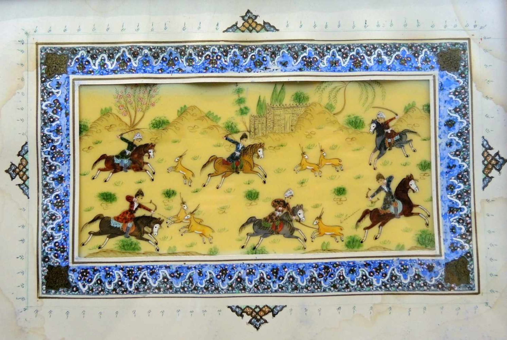 Indische Miniaturmalerei Hinterglasbild mit detailreich gezeichneter kolorierter Jagdszene und