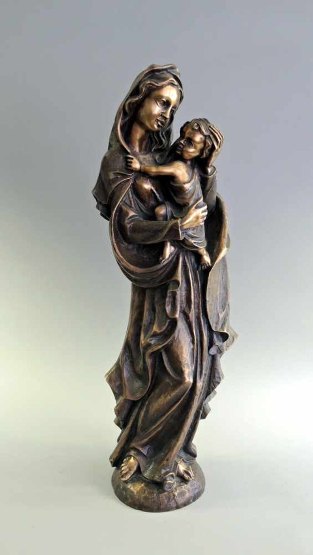 Madonna mit Kind Bronze. Feine und ausdrucksvolle Darstellung der Maria mit Jesus, auf Sockel.