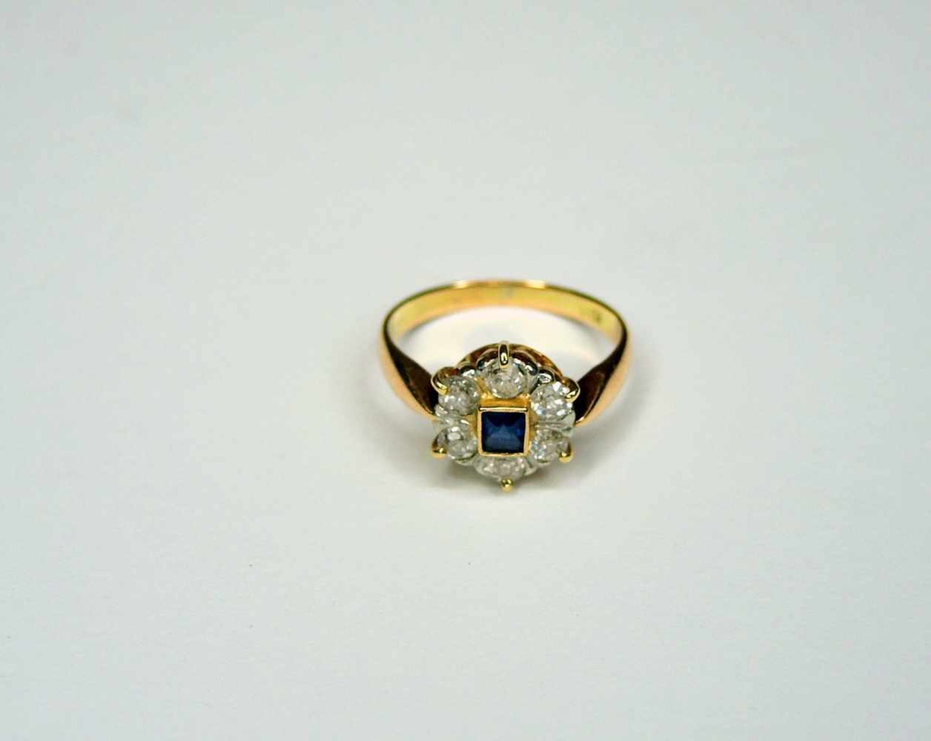 Feiner Saphir-Diamant-Ring 14 K. Gold, Besatz von ca. 0,50 ct. Um 1870/80. Ringgröße 54, Gewicht 3