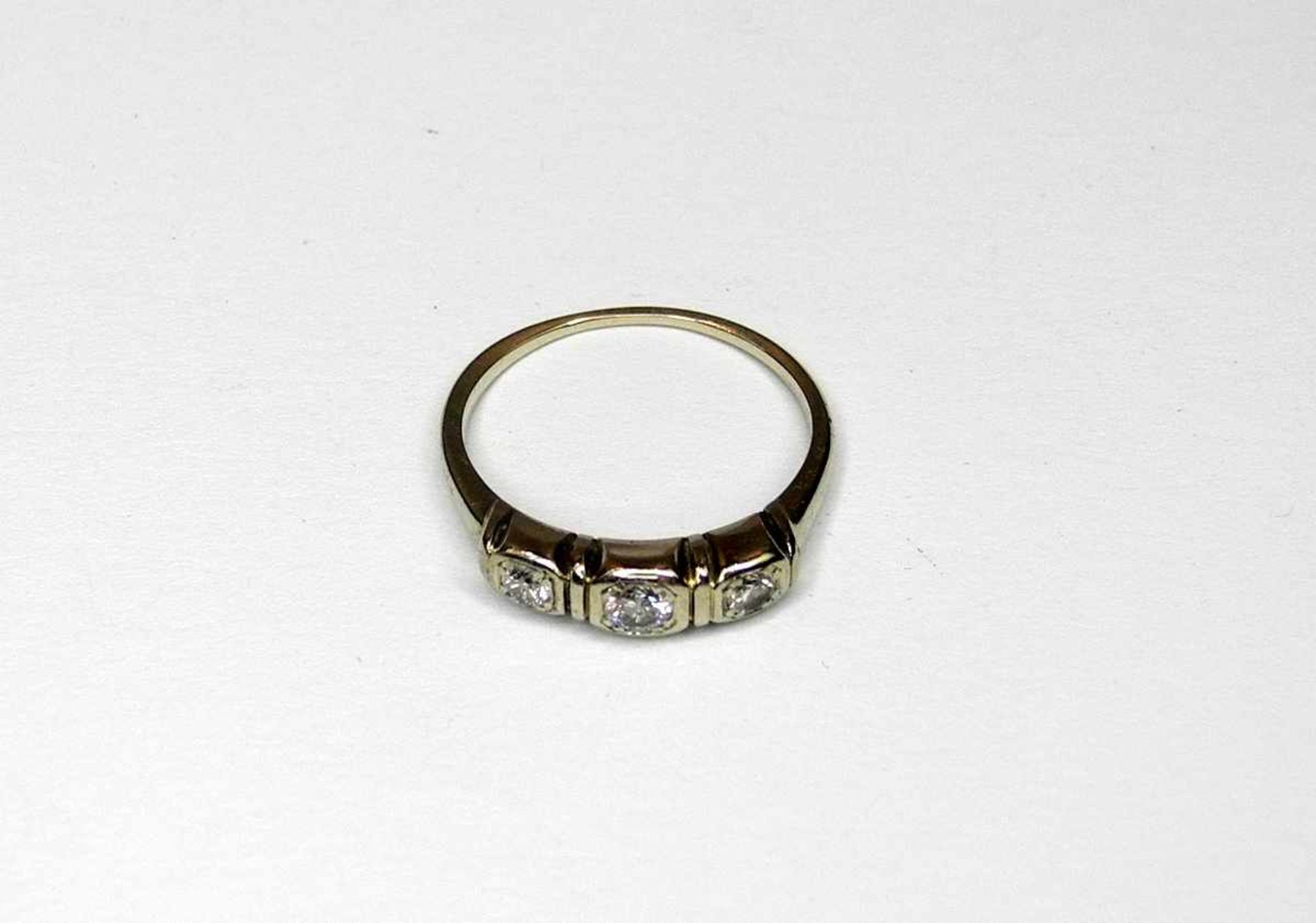 Feiner Art déco Ring In Platin gearbeitet, mit Diamantbesatz von zusammen ca. 0,50 ct. Ringgröße 58,