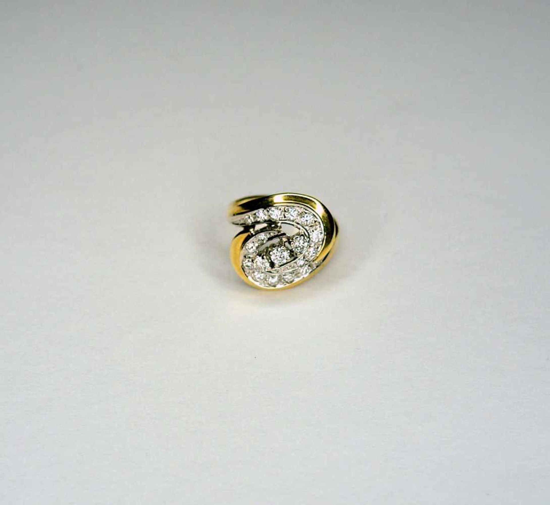Diamant-Ring 14 K. Gold mit 19 Diamanten von ca. 1 ct. Ringgröße 54. Gewicht 5,7 g