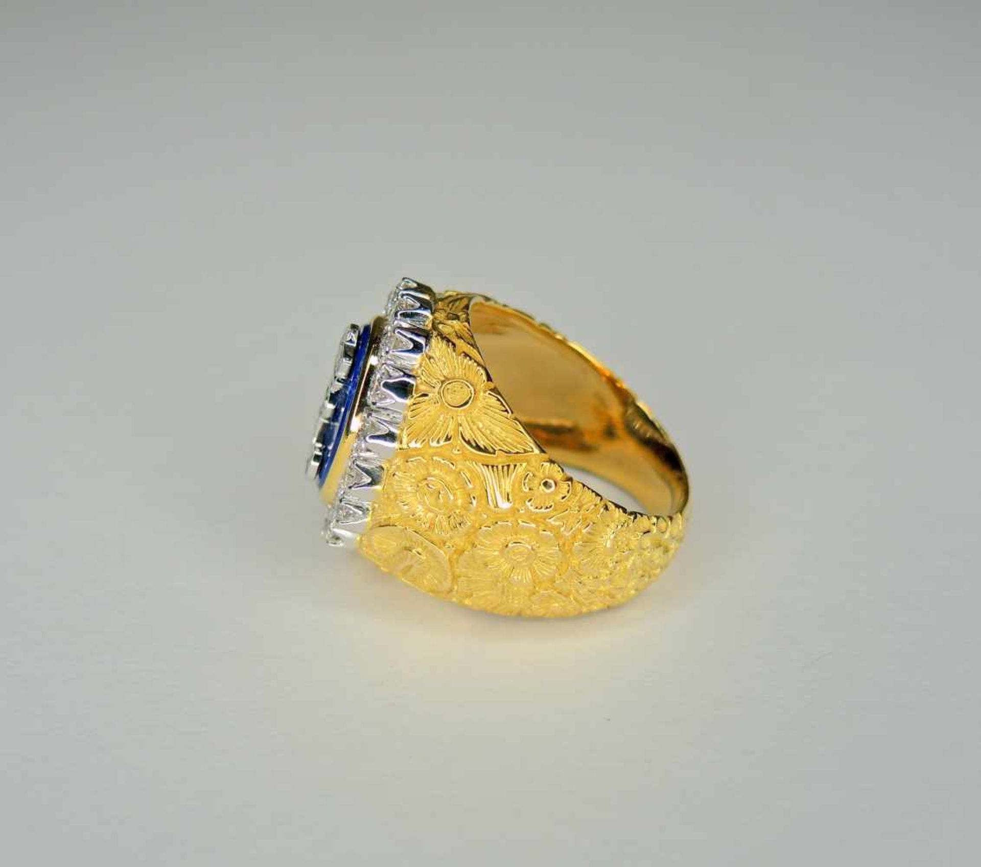 Diamant-Ring Mit einem Diamantbesatz von ca. 1,13 ct. Bekröntes König-Ludwig-Monogramm auf - Bild 2 aus 3