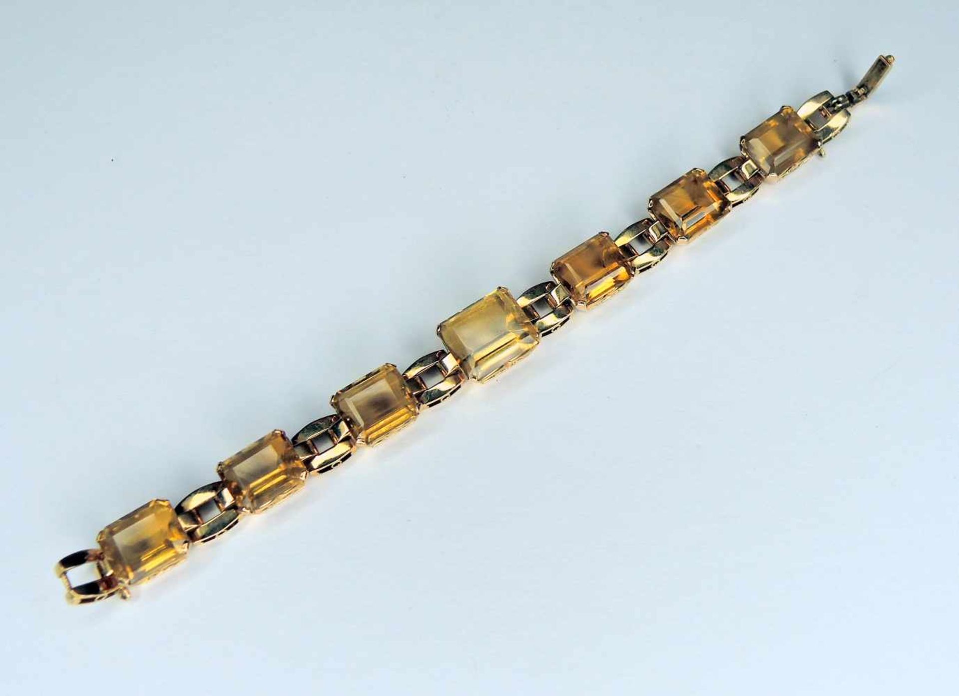 Citrin-Armband 14 K. Gelbgold mit Citrin-Baguettenbesatz von ca. 30 ct. Um 1940. L ca. 17 cm,
