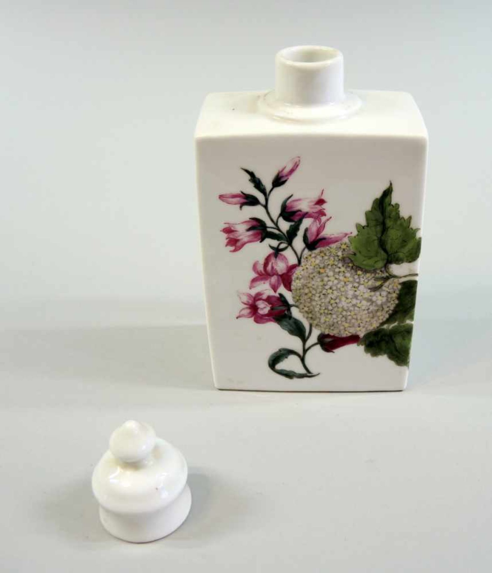 Fein bemalte Teedose Porzellan, ohne Marke. Fein in Aufglasur mit Blumen und Blättern bemalte - Bild 2 aus 3