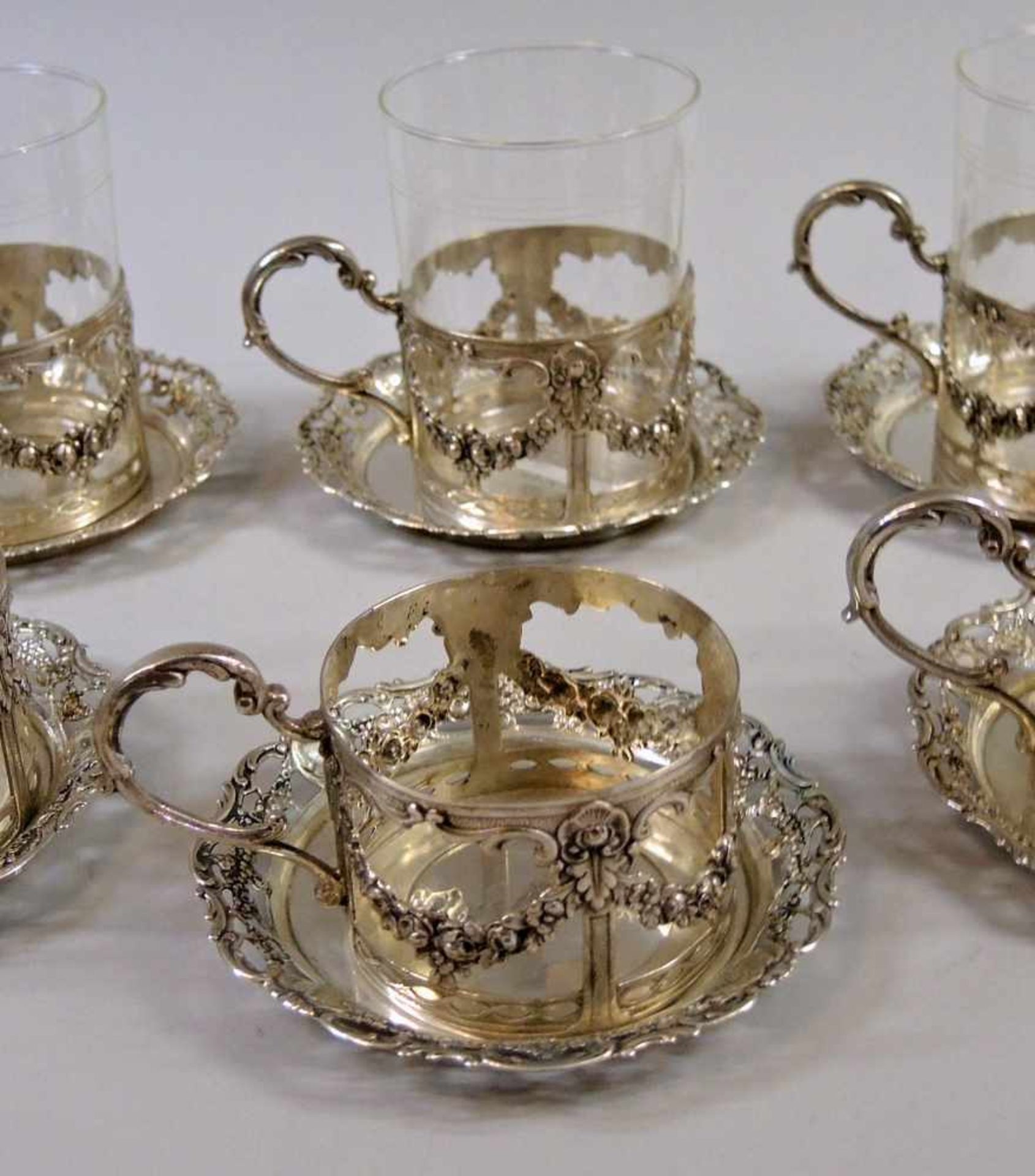 Teegläser mit Silber-Einfassungen und -Untersetzern Klarglas/Silber 800, jeweils am Boden bzw. - Bild 2 aus 2
