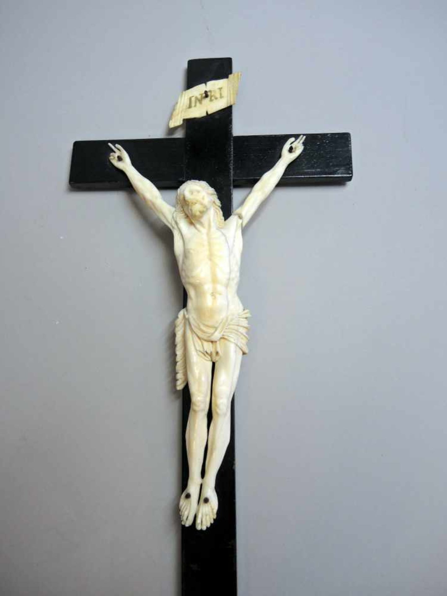 Kreuz mit Jesusfigur aus Elfenbein Holz/Elfenbein. Jesus am Kreuz. Leichte Bruchstellen,