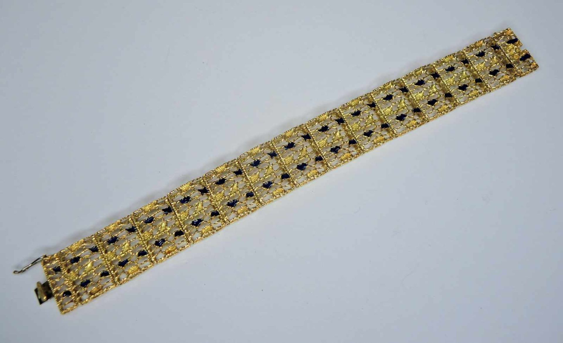 Breites Armband 18 K. Gold, durchbrochene Arbeit mit feiner Emailleverzierung. Gewicht 35,5 g
