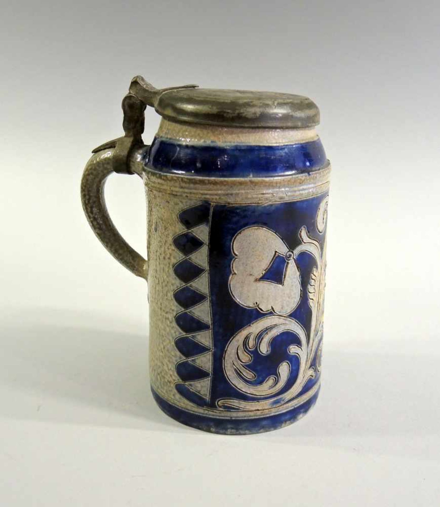 Bierhumpen Keramik, mit Zinndeckel, undeutlich graviert. Verzierte Wandung mit eingeritztem