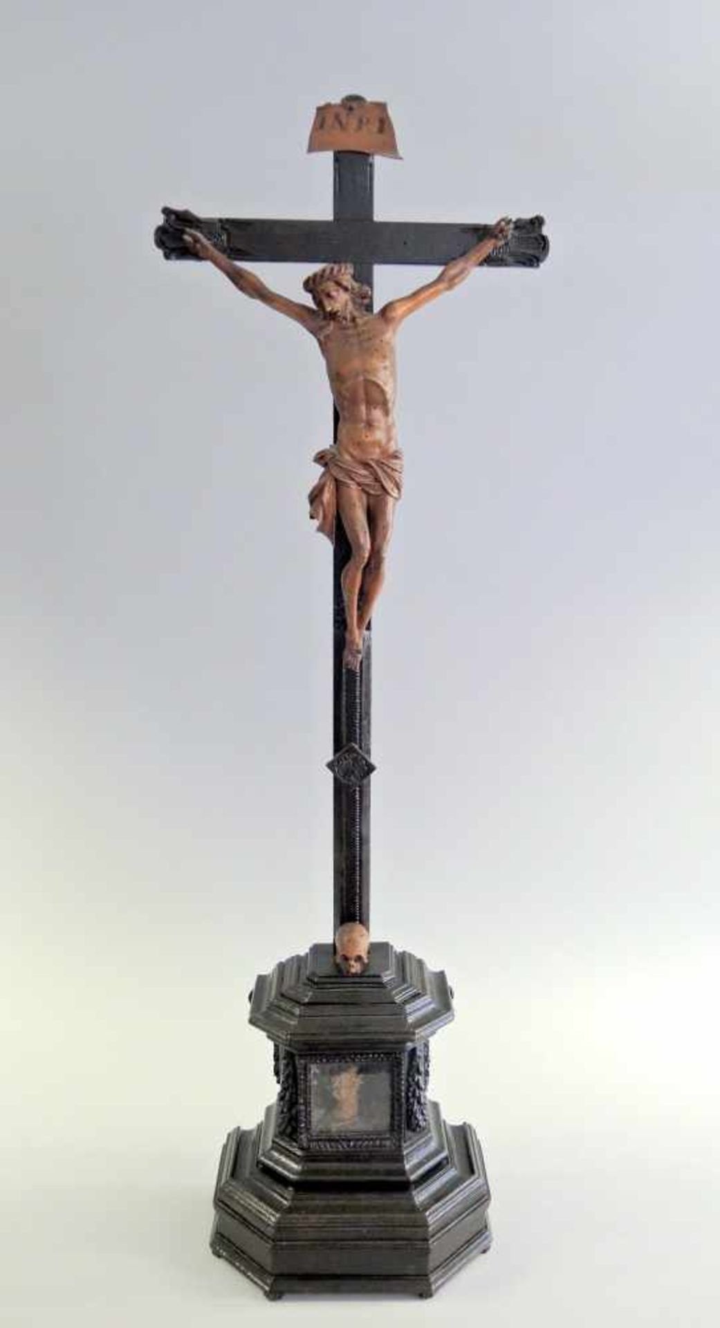 Standkommodenkreuz mit Reliquar Nussbaum geschnitzt, teils schwarz lackiert. Holzfigur Jesu am