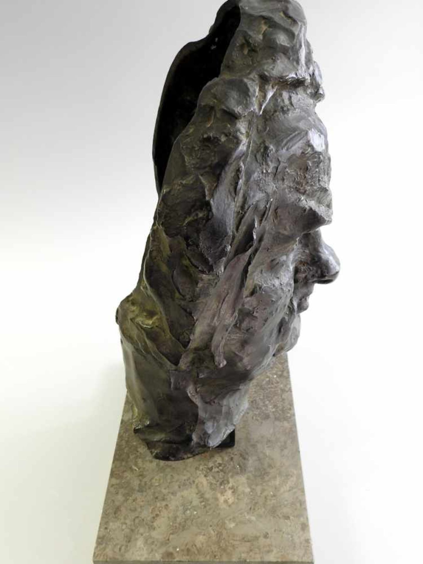 Große Kopf-Skulptur Bronze, auf Marmorplinthe. Wohl Fritz Behn. 20. Jh. H ohne Sockel ca. 42 cm, H - Bild 2 aus 2