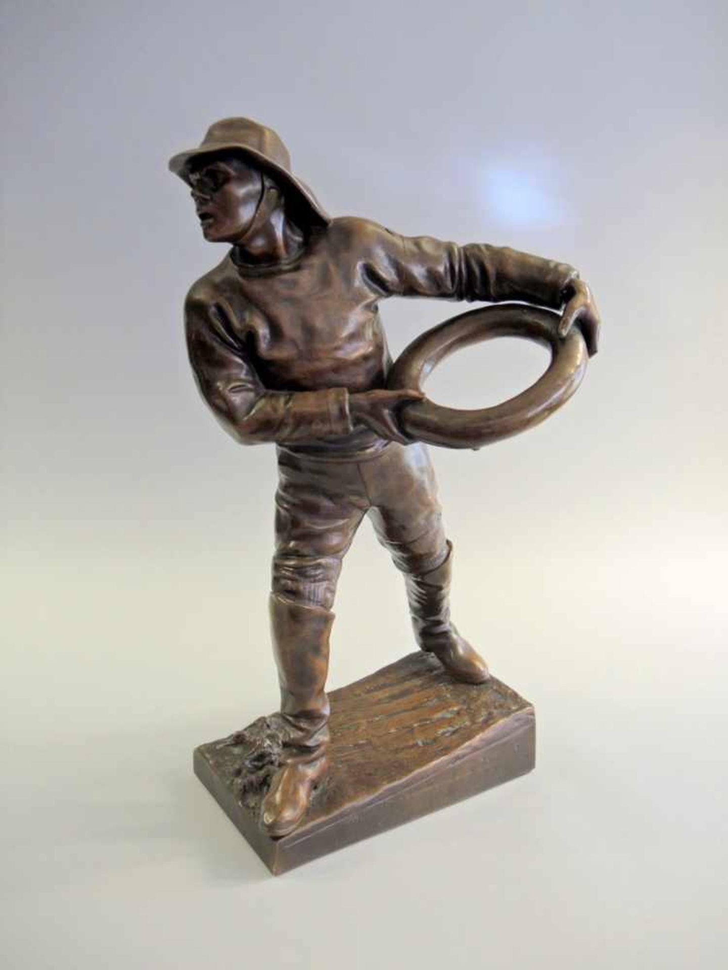 Yvonne Dieterle, 1882 Paris - 1974 Fontenay-aux-Roses Bronze, mit brauner Patina. Feuerwehrmann